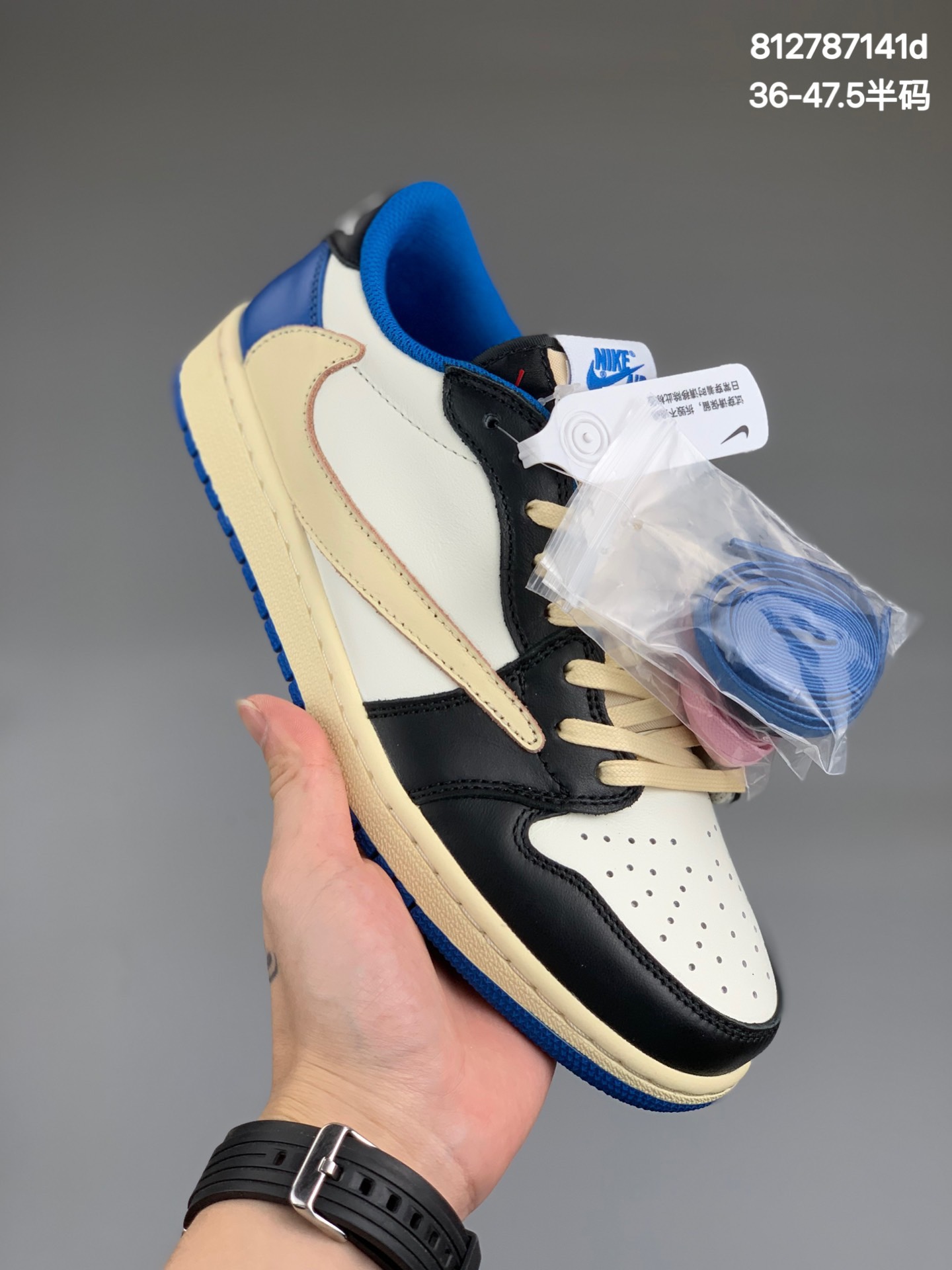 
Travis Scott x Fragment x Air Jordan 1 Low“Military Blue”闪电倒钩高帮整鞋以白色为主，搭配黑曜石鞋头和大学蓝鞋跟两种色调共同构成，内侧黑色 Swoosh，外侧则是白色「倒钩」，最后与钩子呼应的白色中底和蓝色外底收尾。当然了，鞋跟诸如「闪电」、「鬼脸」、「Cactus Jack」以及飞翼标识等彰显联名的信息。
货号：DM7866-140 
SIZE：36 36.5 37.5 38 38.5 39 40 40.5 41 42 42.5 43 44 44.5 45 46 47.5
编码:812787141d