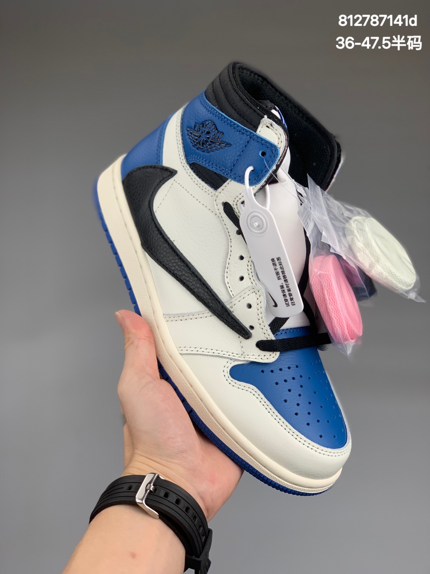 
Travis Scott x Fragment x Air Jordan 1 Low“Military Blue”闪电倒钩高帮整鞋以白色为主，搭配黑曜石鞋头和大学蓝鞋跟两种色调共同构成，内侧黑色 Swoosh，外侧则是白色「倒钩」，最后与钩子呼应的白色中底和蓝色外底收尾。当然了，鞋跟诸如「闪电」、「鬼脸」、「Cactus Jack」以及飞翼标识等彰显联名的信息。
货号：DM7866-140 
SIZE：36 36.5 37.5 38 38.5 39 40 40.5 41 42 42.5 43 44 44.5 45 46 47.5
编码:812787141d