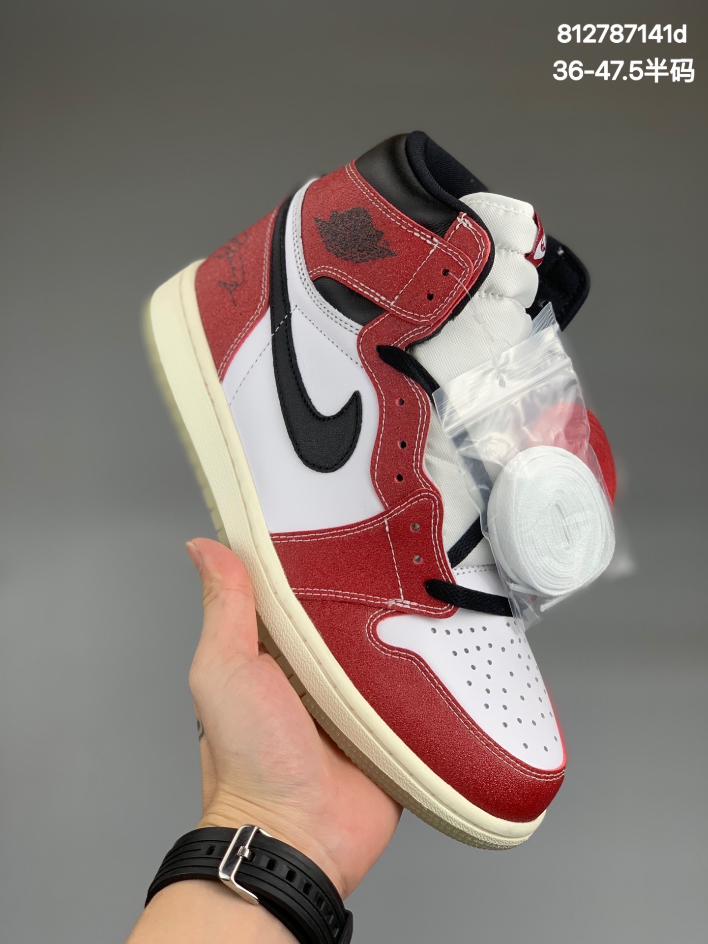 
【乔1高帮】
【真标】乔丹/Air JordanAJ1 aj1 乔丹1代 乔1 乔丹1代高帮系列  Air Jordan 1 High SP “Top 3 2.0”  ”货号：DA2728-100   乔1芝加哥联名    码数：36-47.5 （36 36.5 37.5 38 38.5 39 40 40.5 41 42 42.5 43 44 44.5 45 46 47.5）
整体采用彻头彻尾的芝加哥构色方案。

 红色部分特别以类似蝉翼的透明物料覆盖，加之白色车线勾勒，经典的复古气氛之下，更释放出现代时尚的解构美学。
这还没完，随鞋附赠类似球票的 Trophy Room 独立卡片。

 鞋垫还有额外刺绣标识，水晶外底也映衬有红、蓝五星元素，每处细节都透露着极高规格。
编码:812787141d