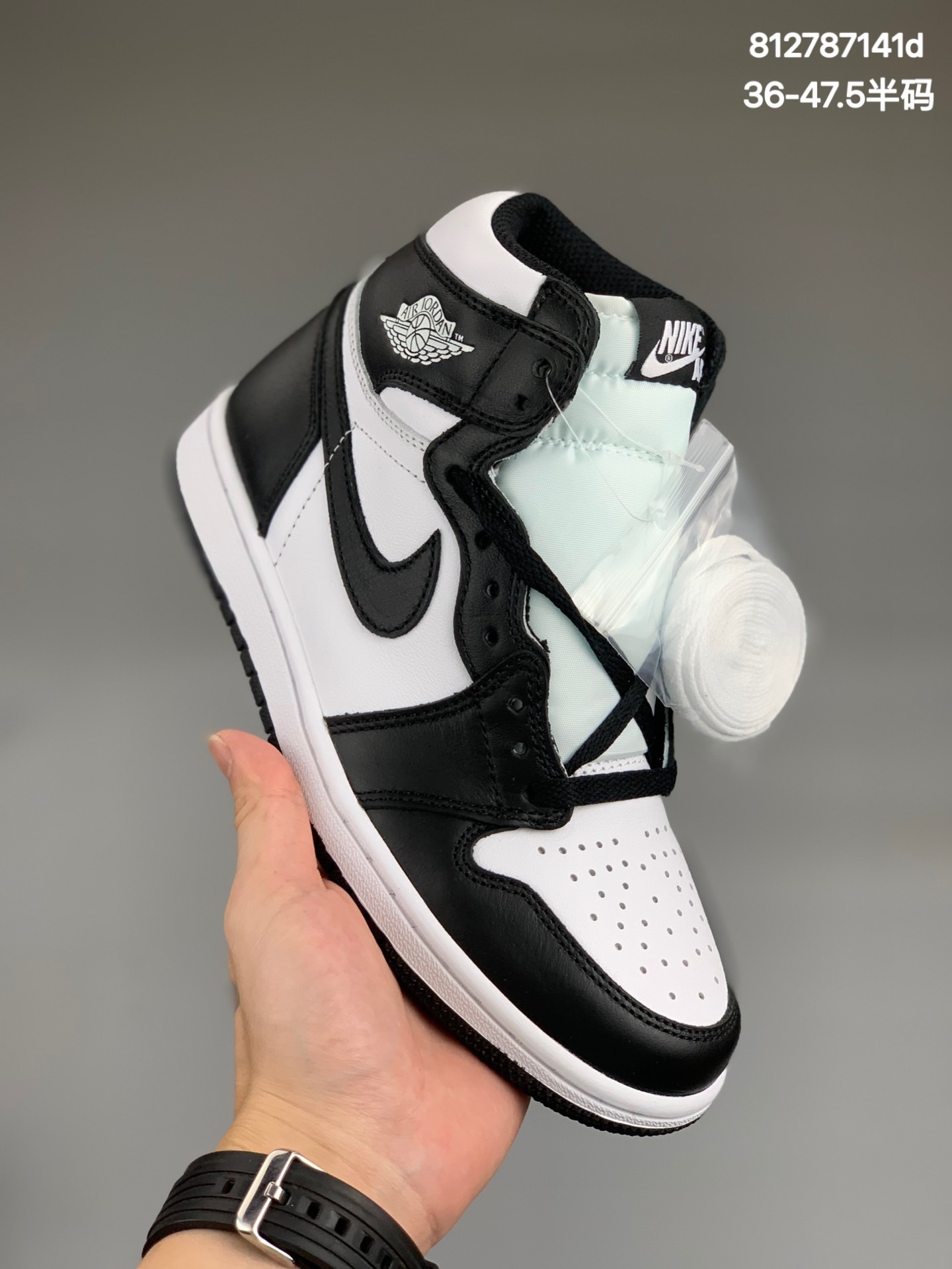 
【乔1高帮】
【真标】乔丹/Air Jordan  aj1 AJ1 乔丹1代 乔丹1 乔1 乔丹1代高帮系列 Air Jordan 1 Retro High OG 货号：555088-010    乔1黑白   36-47.5 （36 36.5 37.5 38 38.5 39 40 40.5 41 42 42.5 43 44 44.5 45 46 47.5）
经过漫长的等待之后，这款原本在去年就有所曝光的 Air Jordan 1 Retro High OG 黑白配色终于要来到我们身边了。作为 AJ 系列的开山之作，Air Jordan 1 在多年来推出了数不胜数的不同配色，但是其人气一直保持着经久不衰的态势。此番的这款黑白配色用极为简洁的色调，重新为我们描绘了这款经典作品，为鞋款带来了浓浓的历史韵味。
编码:812787141d