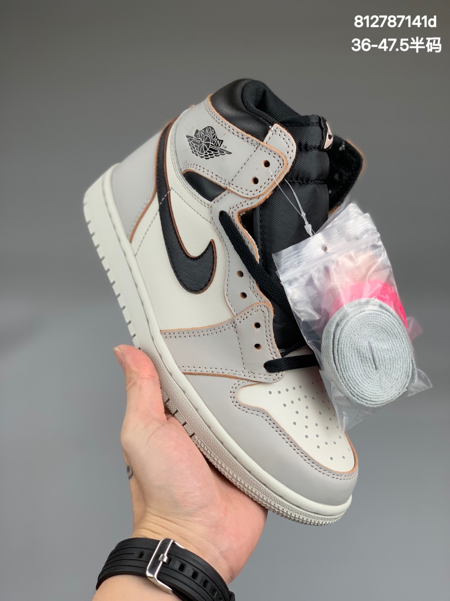 
【乔1高帮】
【真标】乔丹/Air Jordan AJ1 乔丹1代 乔1Nike SB x Air Jordan 1 High OG “Light Bone”   货号：CD6578-006     乔1刮刮乐樱花粉    码数：36-47.5 （36 36.5 37.5 38 38.5 39 40 40.5 41 42 42.5 43 44 44.5 45 46 47.5）
鞋面由米白色和浅灰色皮革材质打造，搭配黑色 Swoosh Logo 与飞翼 Logo。鞋舌装点 Nike SB 标签，整体设计简洁，让这双经典鞋款更具街头气质。
Swoosh Logo 边缘，可以依稀感受到鞋面之下或许还有一层粉色鞋面，鞋垫也非常独特的采用荧光粉色。如果能有不错的创意，以粉色花纹搭配乳白色鞋面，兴许会是一款非常出众的刮刮乐鞋面
编码:812787141d