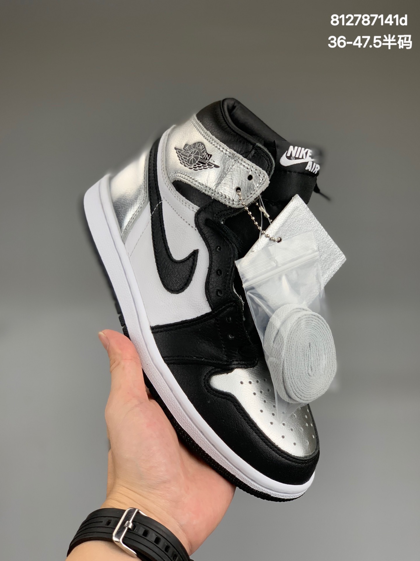 【乔1高帮】
【真标】乔丹/Air Jordan aj1 乔丹1代 乔1高帮Air Jordan 1 High OG WMNS “Silver Toe” 货号：CD0461-001      乔1高帮黑银       码数：36-47.5半码（36 36.5 37.5 38 38.5 39 40 40.5 41 42 42.5 43 44 44.5 45 46 47.5）
近些年，随着 Nike Dunk 及 Dunk SB 的复兴，以及各种大牌联名新鞋型的出现，让 OG 老派球鞋代表 Air Jordan 1 逐渐淡出鞋迷的视野。

不过近期曝光的这双新配色，估计会是不少鞋迷的心头好！
这双鞋采用辨识度超高的黑银脚趾构成方案打造，以细腻的黑色皮革构筑鞋身，黑色鞋头、Swoosh Logo 及鞋帮。

辅以明暗不一的银色在鞋头及鞋帮，黑色飞翼标志点缀，整体构色方案醒目亮眼，质感非常高级。
编码:812787141d