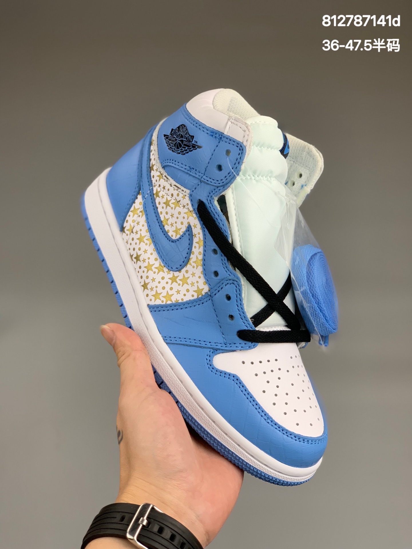 
Supreme x AirJordan Retro AJ1“蓝色星星”
货号：555088-181
原厂头层荔枝纹皮搭配头层麂皮 原档案开发，原盒原标，采购原厂材料，细节做工全方位对比原鞋，完美细节鉴赏，代表市面工艺巅峰
尺码：36 36.5 37.5 38 38.5 39 40 40.5 41 42 42.5 43 44 44.5 45 46 47.5
编码:812787141d