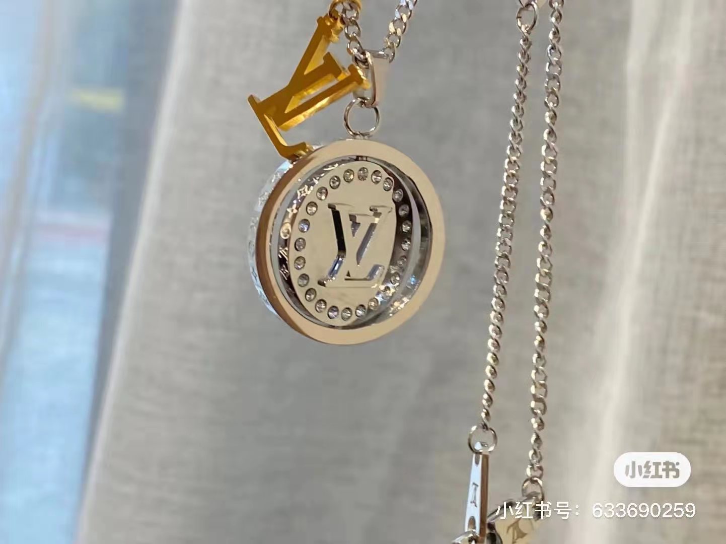  驴家新款LV Catch 项链为镶嵌水晶的圆形吊坠巧妙融入旋转设计，以 LV 字母和 Monogram