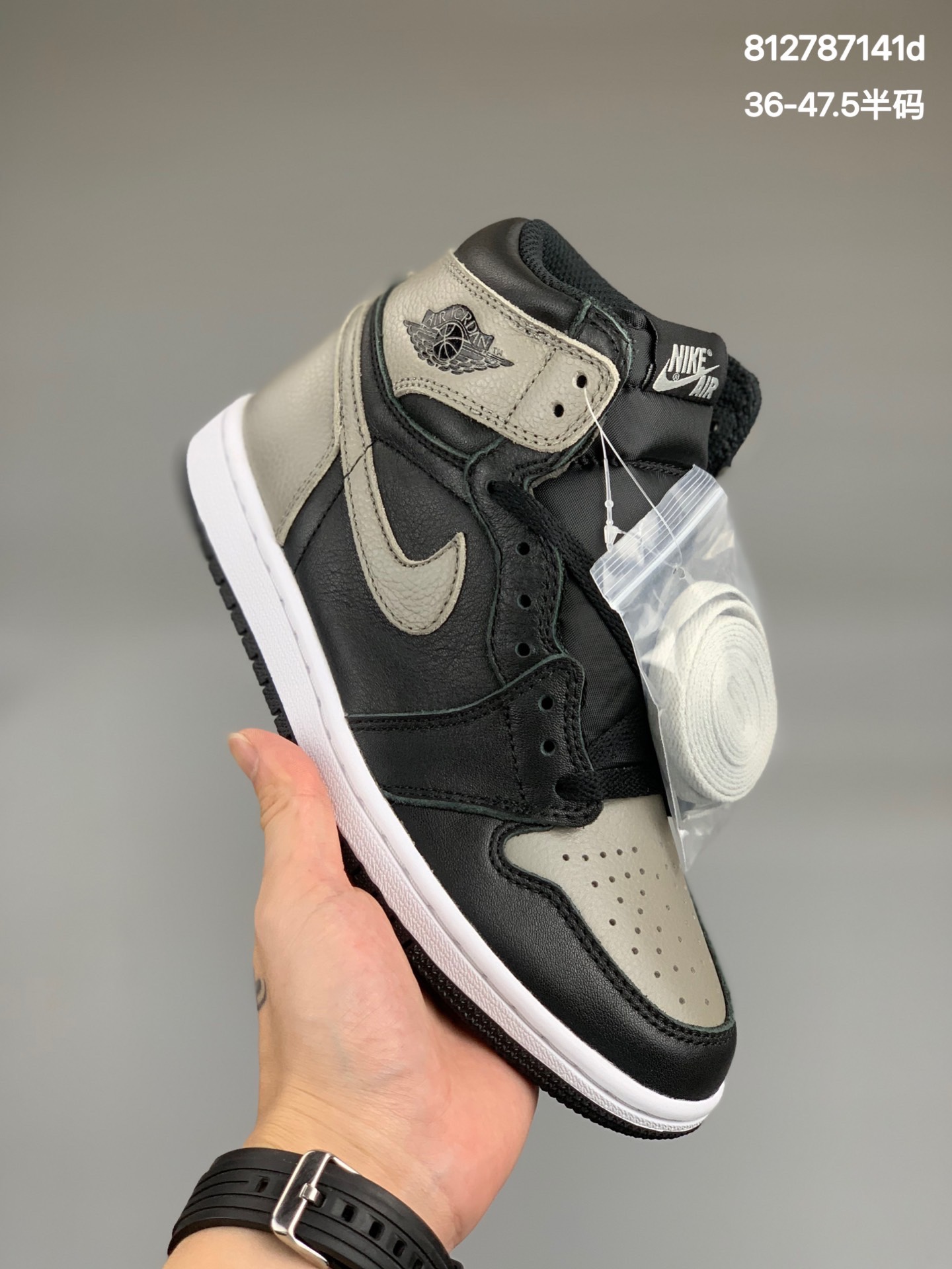 
乔丹/Air Jordan  aj1 AJ1 乔丹1代 乔1 Air Jordan 1 Retro High OG “Shadow”货号：555088-013    乔1高帮黑灰    码数：36-47.5 （36 36.5 37.5 38 38.5 39 40 40.5 41 42 42.5 43 44 44.5 45 46 47.5）aj1黑灰影子评测 aj1黑灰影子 市场价 乔丹一代 AJ1影子 酷灰 黑灰影子 原底面 Air Jordan 1 OG Shadow随着一则名为“乔丹航班”的电视广告的不停播出，广告影片：一个篮球滚向露天球场的一端，一位穿着宽松短裤的小伙子—————乔丹以熟练的动作将球勾入掌中，并大步移动他那双穿着彩色运动鞋的大脚。转眼间，乔丹一飞冲天，镜头借助将近10秒的慢动作效果，生动地刻画出乔丹在空中四肢向外伸展的惊人动作。正是因为乔丹一代的重要意义，耐克推出了一款乔丹一代的纪念版作为一个在鞋圈混迹了10年余的小伙子告诉你，aj1 shadow现在已经最低价了，按照股票的走势应该会有触底反弹的趋势，涨是涨不了多少了，但是跌肯定不会跌，这东西也挺好看的，女生配丝袜不要太好看，男生配的话就比较随意了aj1是真的百搭。
编码:812787141d