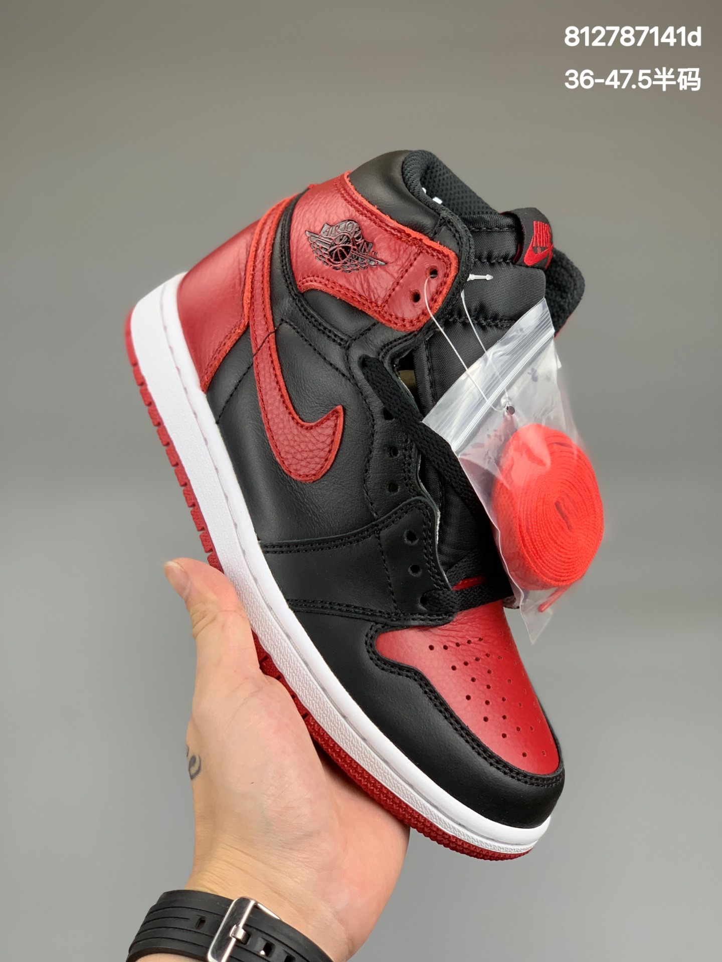 
乔丹/Air Jordan AJ1 aj1 乔丹1代 乔1 乔丹1代高帮系列 Air Jordan 1 MID 货号：555088-001     乔1中帮禁穿    码数：36-47.5（36 36.5 37.5 38 38.5 39 40 40.5 41 42 42.5 43 44 44.5 45 46 47.5 ）
今年 Air Jordan 1 的新品配色让人眼花缭乱，市场价格更是只高不低，这也让不少球鞋玩家开始关注 Air Jordan 1 Mid，导致它的二级市场异常火爆。其实中帮版本的 Air Jordan 1 Mid 也非常不错，人气最高的 Air Jordan 1 Mid 鞋款整体以黑红配色为主调，鞋面并没有采用荔枝皮，与 9 孔鞋款极为相似，只不过在鞋身处的黑色和红色翻转过来，醒目程度毫不逊色 Air Jordan 1 Bred OG。
编码:812787141d