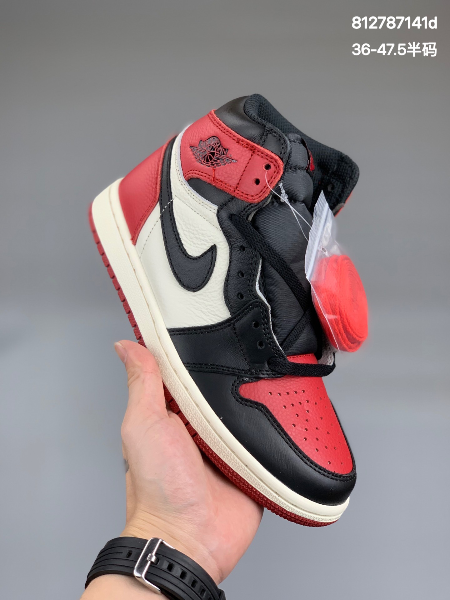 
【乔1高帮】
【真标】乔丹/Air Jordan AJ1 aj1 乔丹1代 乔1 乔丹1代高帮系列  Air Jordan 1 “GYM RED”  货号：555088-610  乔1黑红脚趾  36-47.5 （36 36.5 37.5 38 38.5 39 40 40.5 41 42 42.5 43 44 44.5 45 46 47.5）
AIR JORDAN 1 BRED TOE AJ1黑红脚趾
也许从没有结合白黑红三色的运动鞋像Air Jordan 1这样让人难忘。新版借鉴两个元年款设计，采用优质皮革材质，细节处经滚磨处理，再次演绎经典鞋款。
编码:812787141d