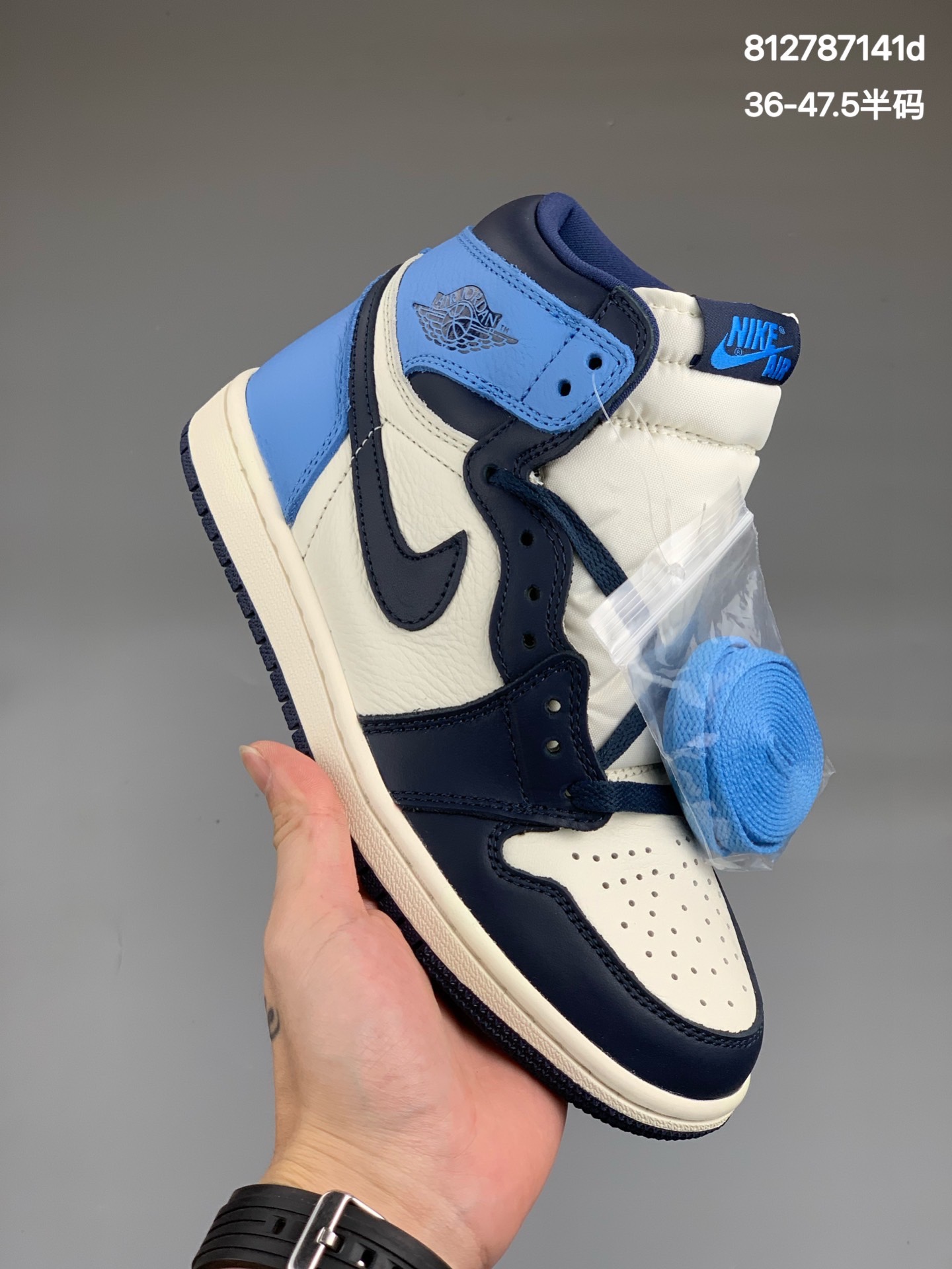 
乔丹/Air Jordan aj1 AJ1 乔丹1代 乔1 Air Jordan 1  货号：555088-140     乔1高帮新北卡      码数：36-47.5 （36 36.5 37.5 38 38.5 39 40 40.5 41 42 42.5 43 44 44.5 45 46 47.5）UNC 北卡大学配色是球鞋圈永恒的经典之一，相比于之前的 Air Jordan 1 “UNC” 格外清新的视觉效果，眼前这款 UNC 新品则更为沉稳，同时也更易于穿搭。这款 Air Jordan 1 Retro High OG 在白色背景上以深色的黑曜石色调和校园蓝搭配，层次感受更为丰富，同时又继承了 UNC 北卡装扮的清爽气质。
编码:812787141d