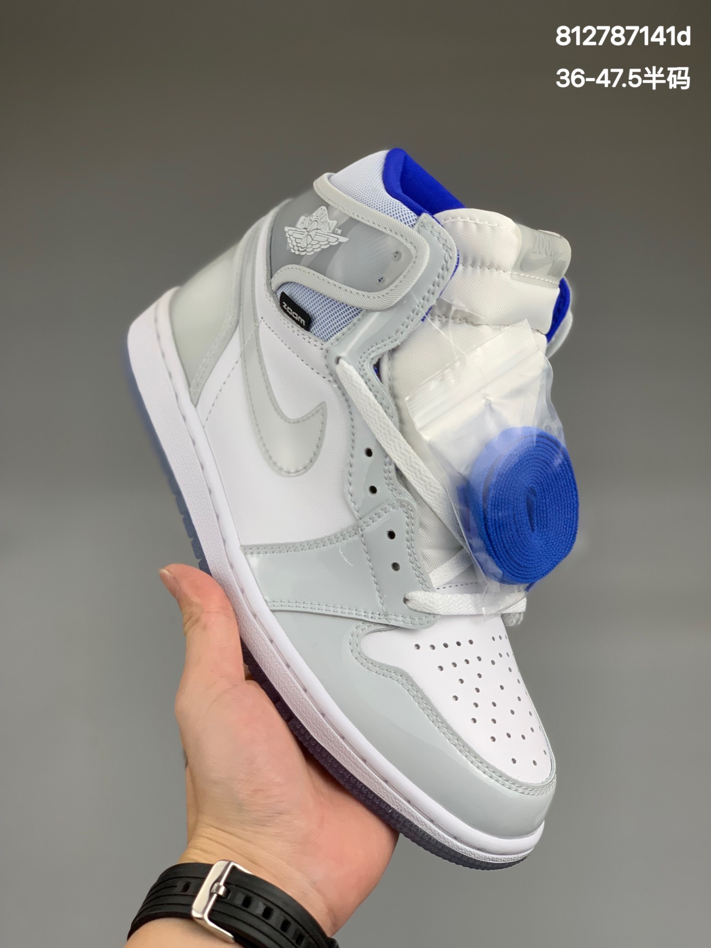 
【乔1高帮】
【真标】乔丹/Air Jordan aj1 AJ1 乔丹1代 乔1 乔1高帮 Air Jordan 1 Air Jordan 1 High Zoom” 货号：CK6637-104    乔1高帮白灰渐变    码数：36-47.5（36 36.5 37.5 38 38.5 39 40  40.5 41 42 42.5 43 44 44.5 45 46 47.5 ）
搭载 Zoom 气垫的 Air Jordan 1 R2T 版本第二款配色，因为灰白的鞋身主色调而被称为「小 Dior」，也因此收获了不小的关注度。
灰色漆皮搭配白色皮革，透明材质妆点鞋帮及后跟，白色飞翼标志装饰，质感高级又不失动感前卫。
外加绚丽的渐变外底，让你在不经意抬脚间也能吸引路人羡慕的目光。
而且这款 Air Jordan 1 还有脚感升级，中底暗藏全掌 Zoom 气垫，单凭这一点就胜过 Dior 联名。

鞋舌和鞋帮都呈现 Zoom 字样，点明配置变化。渐变水晶底也印有 Z 字图案，应该同样是对 Zoom 气垫的表现。
相比上一款搭载 Zoom 的反光配色，这款新配色鞋面用料更加常规，舒适度更高，更加值得尝试。
编码:812787141d