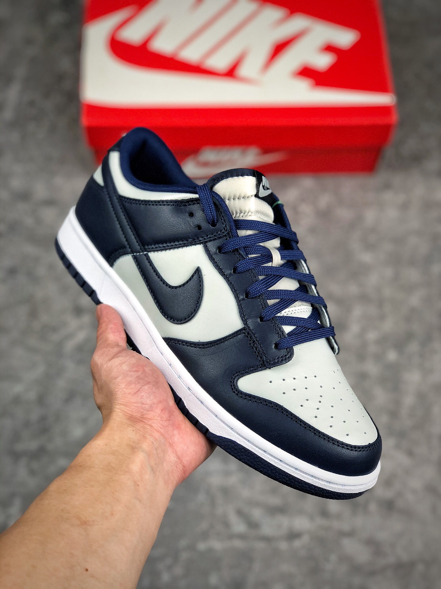  终端放货
纯原 NK SB Dunk Low “Georgetown”（GS）灰蓝 乔治城
 细节实拍原装头层材料 独家版型蒸餾
加工帶來的是更好的视觉和脚感体验
大厂纯原品质出货 清洁度 电绣工艺 
皮料切割干净无任何毛边 细节完美 
货号：Cw1590-004
尺码：36 36.5 37.5 38 38.5 39 40 40.5 41 42 42.5 43 44 44.5 45 46