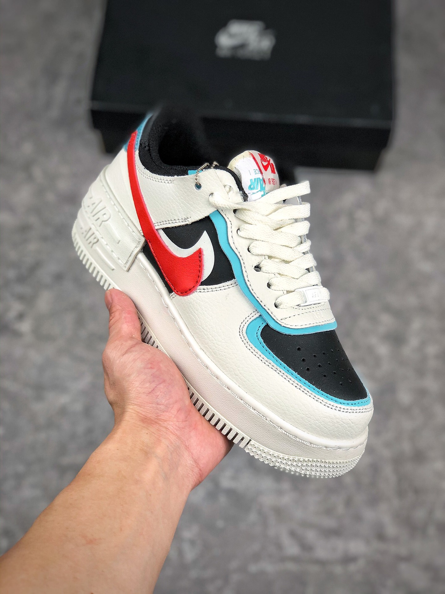 福利特价 开学季
 支持放店
耐克NIKE WMNS Air Force 1 Shadow全新少女系解构主义设计 马卡龙空军一号轻量增高低帮百搭板鞋 为经典设计注入玩味元素 分层结构、加大中底及双重品牌标志 充份彰显 ANike AF1 Shadow 女子运动鞋为经典设计注入玩味元素 CW2630 141 尺码：36 36.5 37.5 38 38.5 39 40