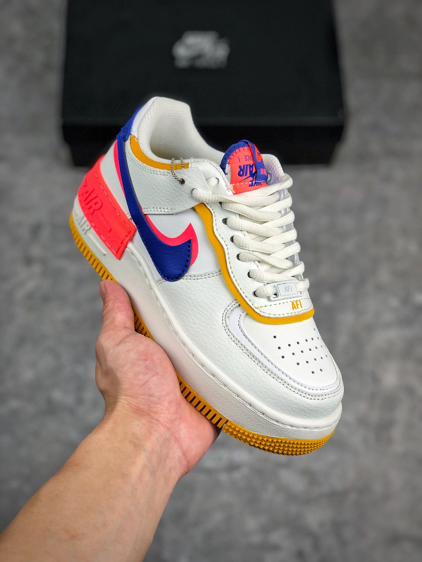 福利特价 开学季
 支持放店
耐克NIKE WMNS Air Force 1 Shadow全新少女系解构主义设计 马卡龙空军一号轻量增高低帮百搭板鞋 为经典设计注入玩味元素 分层结构、加大中底及双重品牌标志 充份彰显 ANike AF1 Shadow 女子运动鞋为经典设计注入玩味元素 CW2630 141 尺码：36 36.5 37.5 38 38.5 39 40