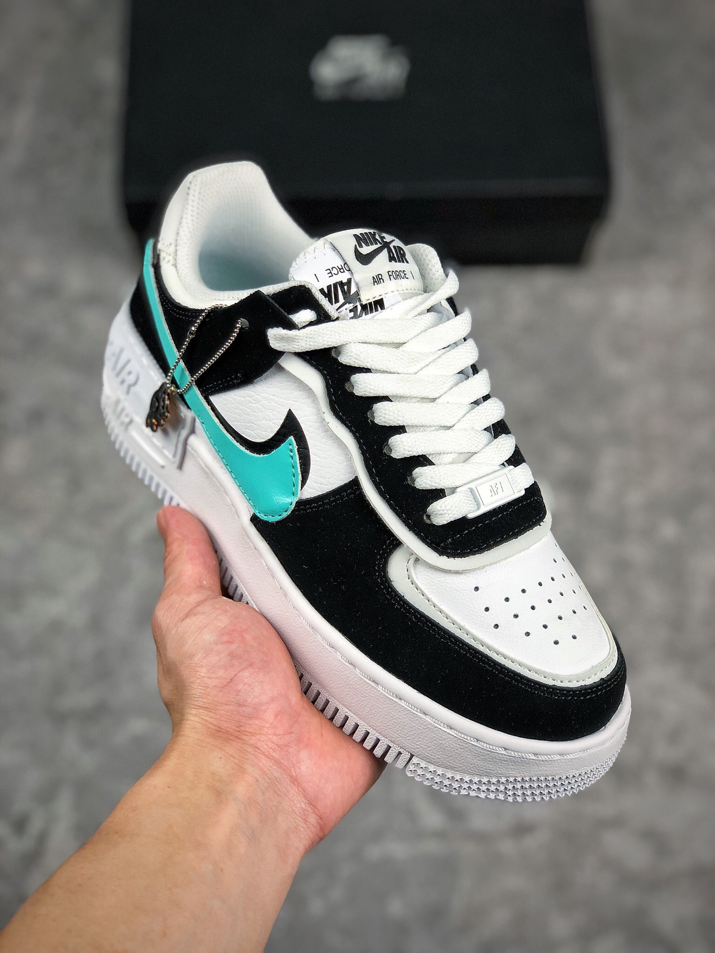 福利特价 开学季
 支持放店
耐克NIKE WMNS Air Force 1 Shadow全新少女系解构主义设计 马卡龙空军一号轻量增高低帮百搭板鞋 为经典设计注入玩味元素 分层结构、加大中底及双重品牌标志 充份彰显 ANike AF1 Shadow 女子运动鞋为经典设计注入玩味元素 CW2630 141 尺码：36 36.5 37.5 38 38.5 39 40