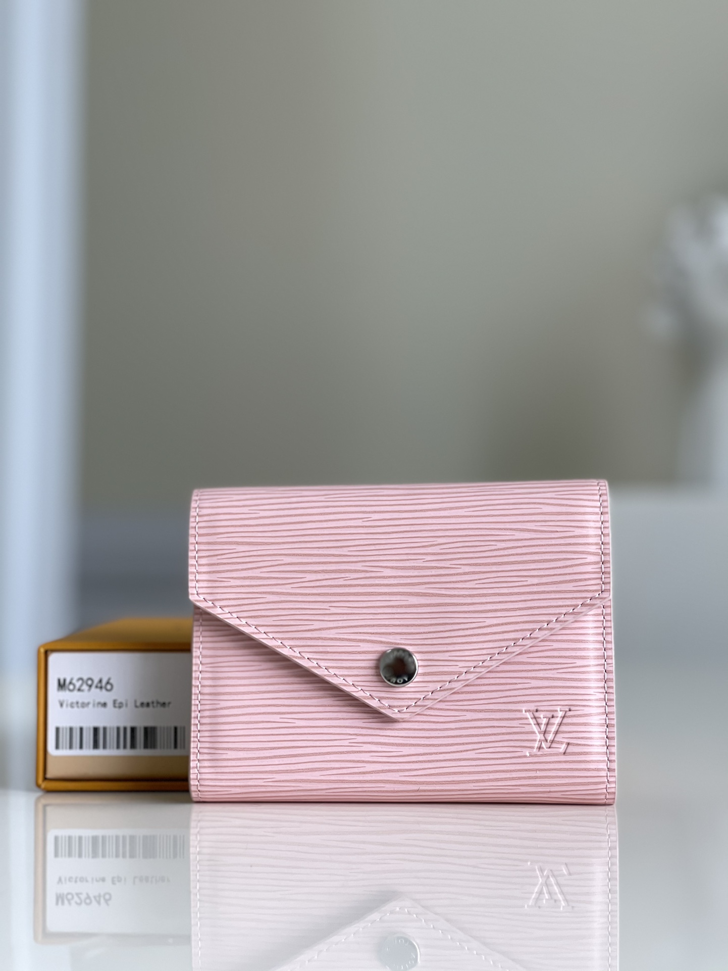 NO:397530,[Exclusive real photo M62946] A soft and cute, very practical Victorine wallet. The zippered coin pocket on the edges and other details are carefully designed to play the storage function of the long wallet with a petite size. Size: 12/9cm b., LV [original leather], louis vuitton19860909【独家实拍M62946】柔美而可爱,十分实用的Victorine钱夹.边缘的拉链硬币口袋等各处细节均得到精心设计,以娇小的尺寸发挥长款钱夹的收纳功能.尺寸:12/9cm b.,LV【原厂皮】,louis vuitton,Bag
