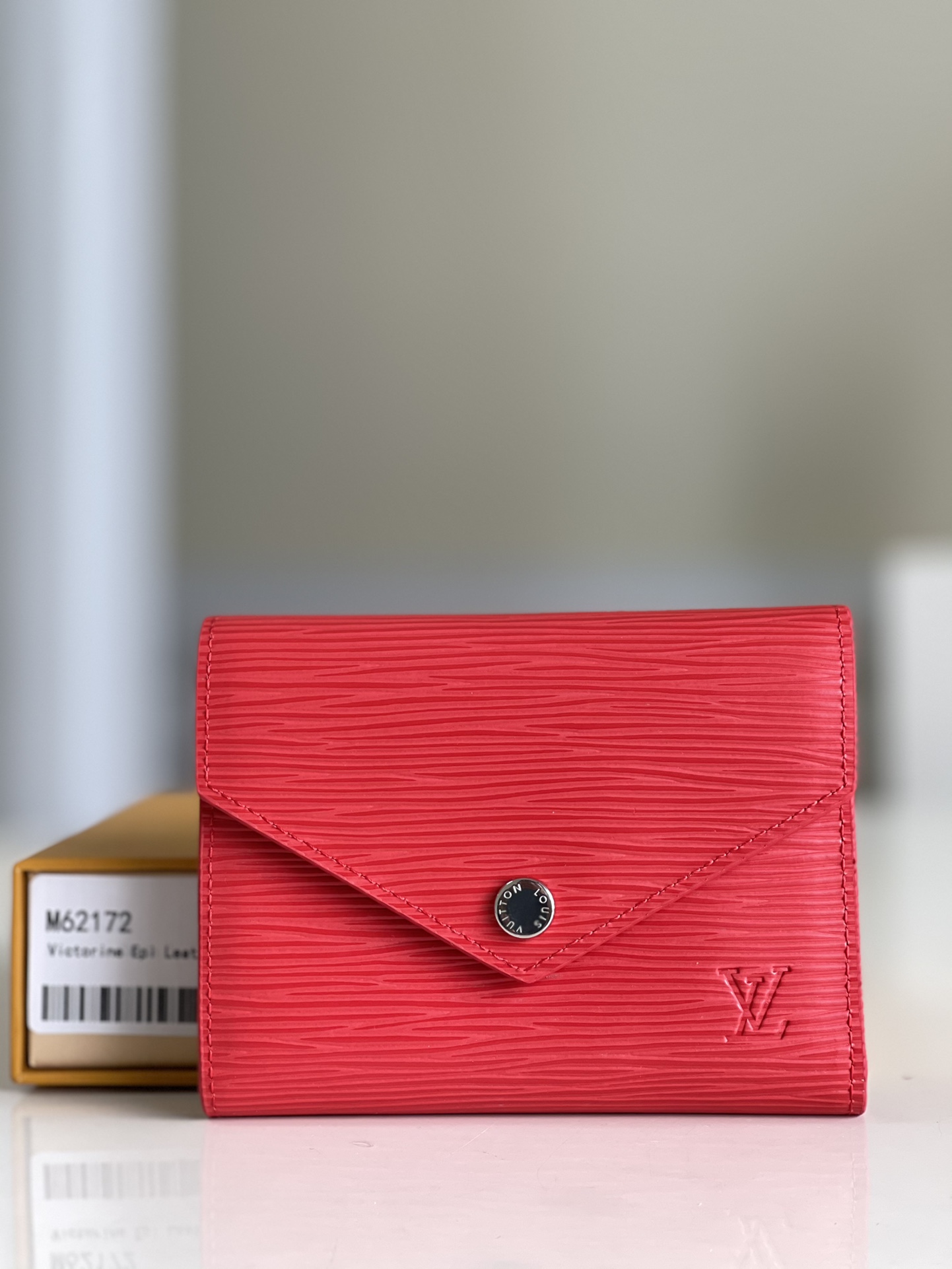 NO:397532,[Exclusive real photo M62172] A soft and cute, very practical Victorine wallet. The zippered coin pocket on the edges and other details are carefully designed to play the storage function of the long wallet with a petite size. Size: 12/9cm b., LV [original leather], louis vuitton19860909【独家实拍M62172】柔美而可爱,十分实用的Victorine钱夹.边缘的拉链硬币口袋等各处细节均得到精心设计,以娇小的尺寸发挥长款钱夹的收纳功能.尺寸:12/9cm b.,LV【原厂皮】,louis vuitton,Bag