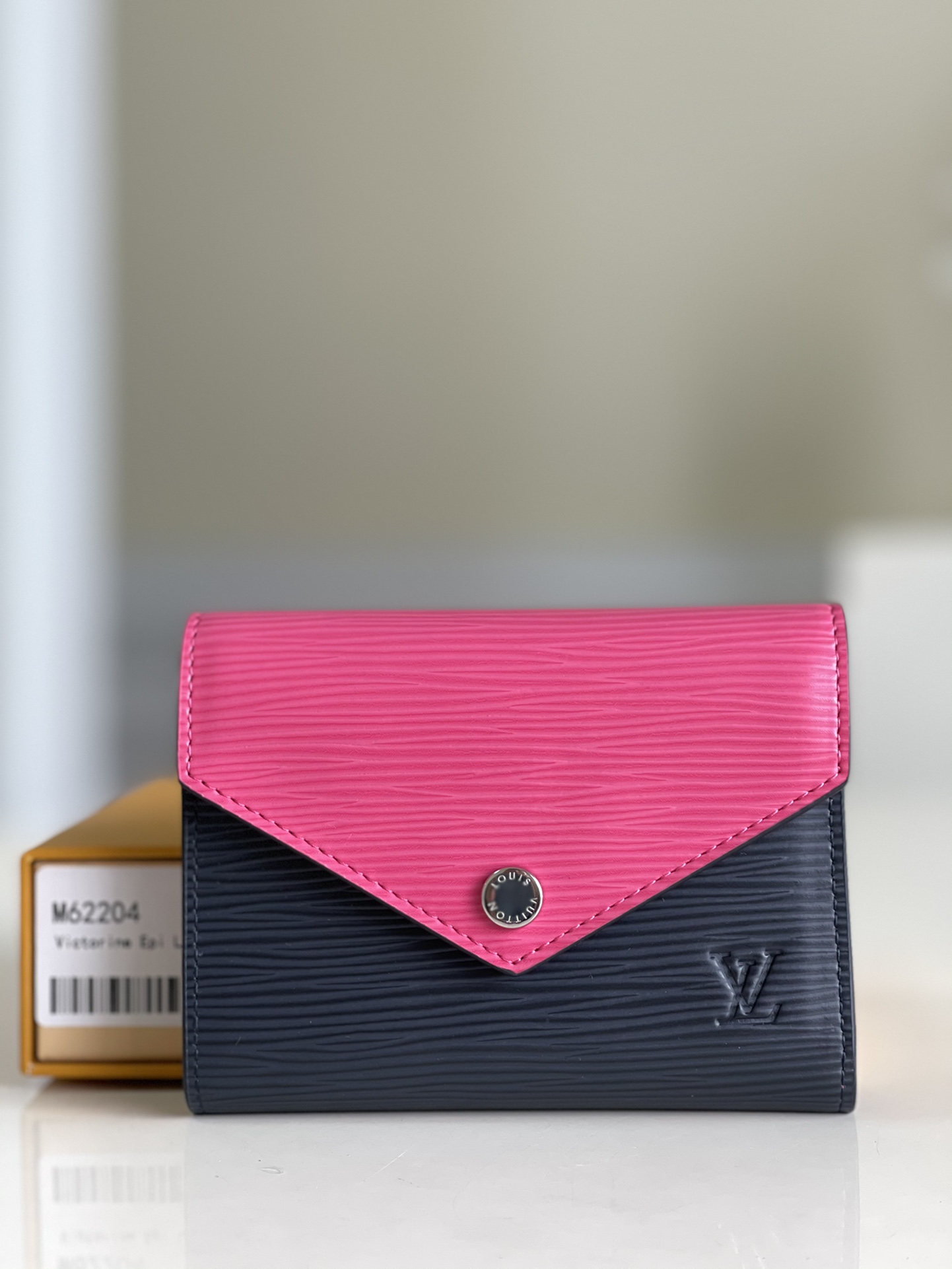 NO:397536,[Exclusive real photo M62204] A soft and cute, very practical Victorine wallet. The zippered coin pocket on the edges and other details are carefully designed to play the storage function of the long wallet with a petite size. Size: 12/9cm b., LV [original leather], louis vuitton19860909【独家实拍M62204】柔美而可爱,十分实用的Victorine钱夹.边缘的拉链硬币口袋等各处细节均得到精心设计,以娇小的尺寸发挥长款钱夹的收纳功能.尺寸:12/9cm b.,LV【原厂皮】,louis vuitton,Bag