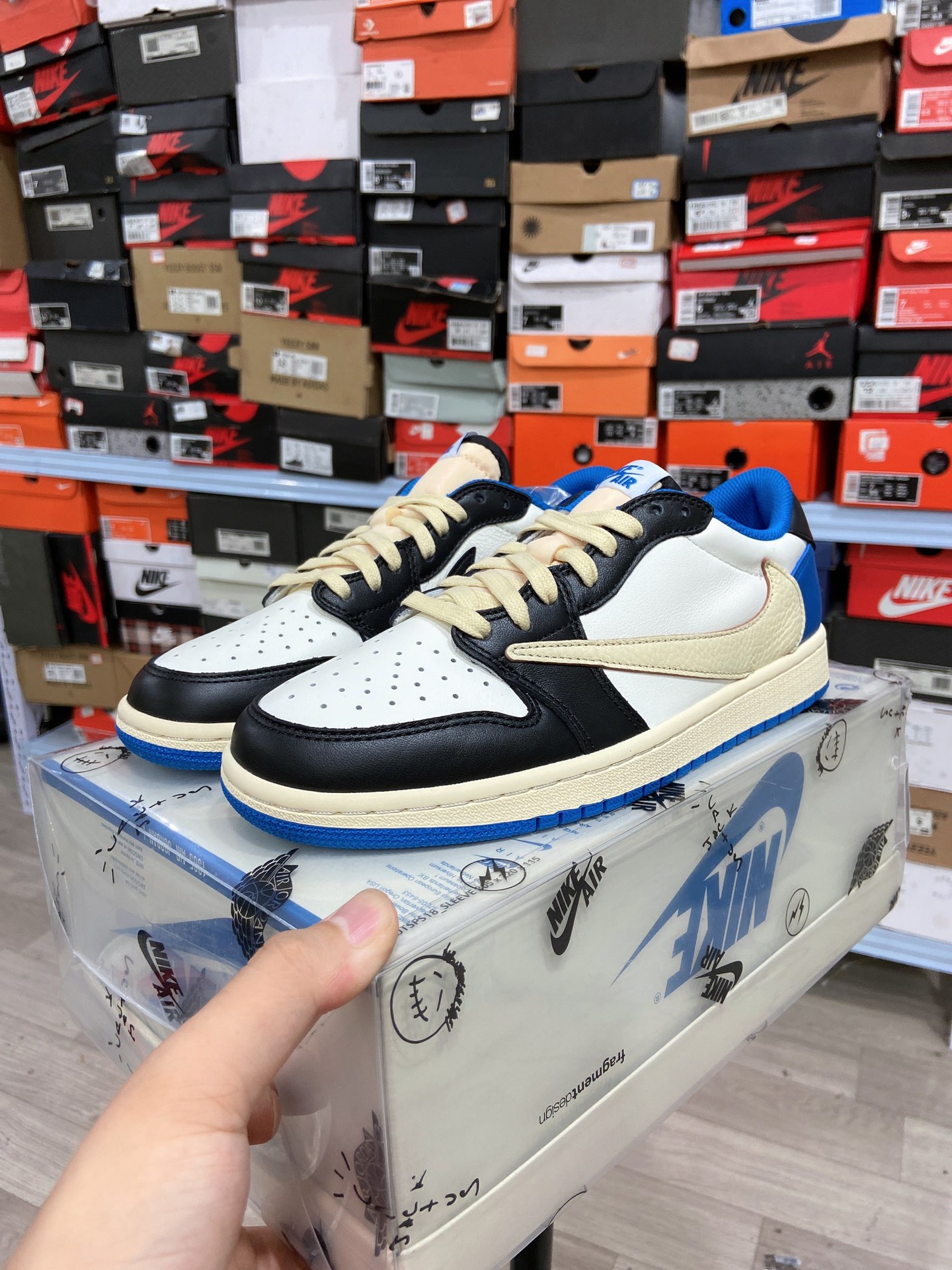 480高版本原盒 乔丹Travis Scott x Fragment x Air Jordan 1 “Military Blue”三方联名DM7866-140-莆田鞋,莆田鞋货源,高仿鞋,高仿鞋货源,安福档口,莆田高仿鞋,莆田鞋批发,高仿鞋批发,莆田高仿运动鞋,高仿运动鞋,莆田运动鞋 480高版本原盒 乔丹Travis Scott x Fragment x Air Jordan 1 “Military Blue”三方联名DM7866-140