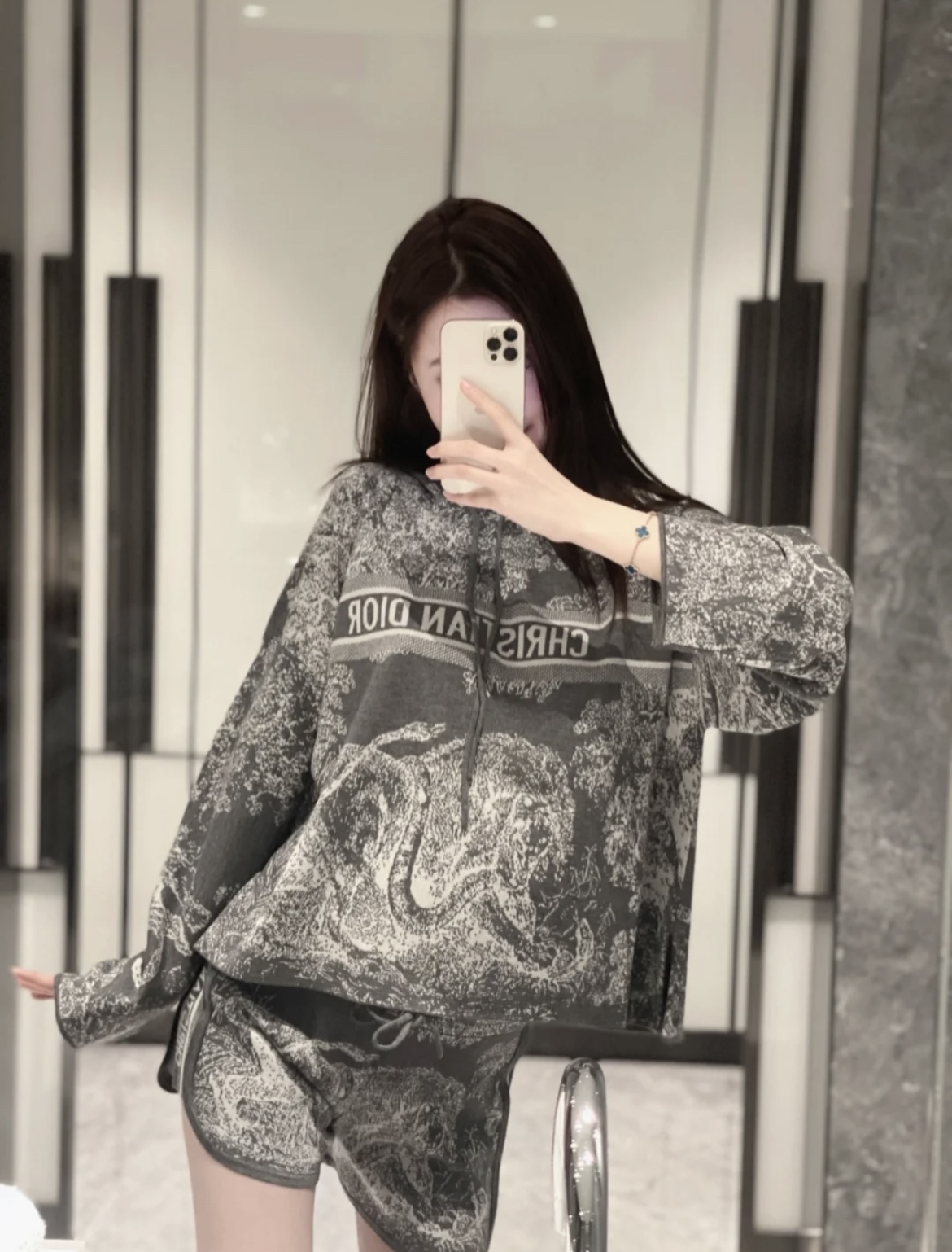 NO:309509,[Spot sale] The same style as Internet celebrity This one looks so good!  !  Anyone who wears the loose style looks slim and fashionable!  !  ,alexander wang19860909【现货发售】网红同款 这件太好看！！宽松版型谁穿都显瘦 时髦洋气！！,,alexander wang,Women's clothing