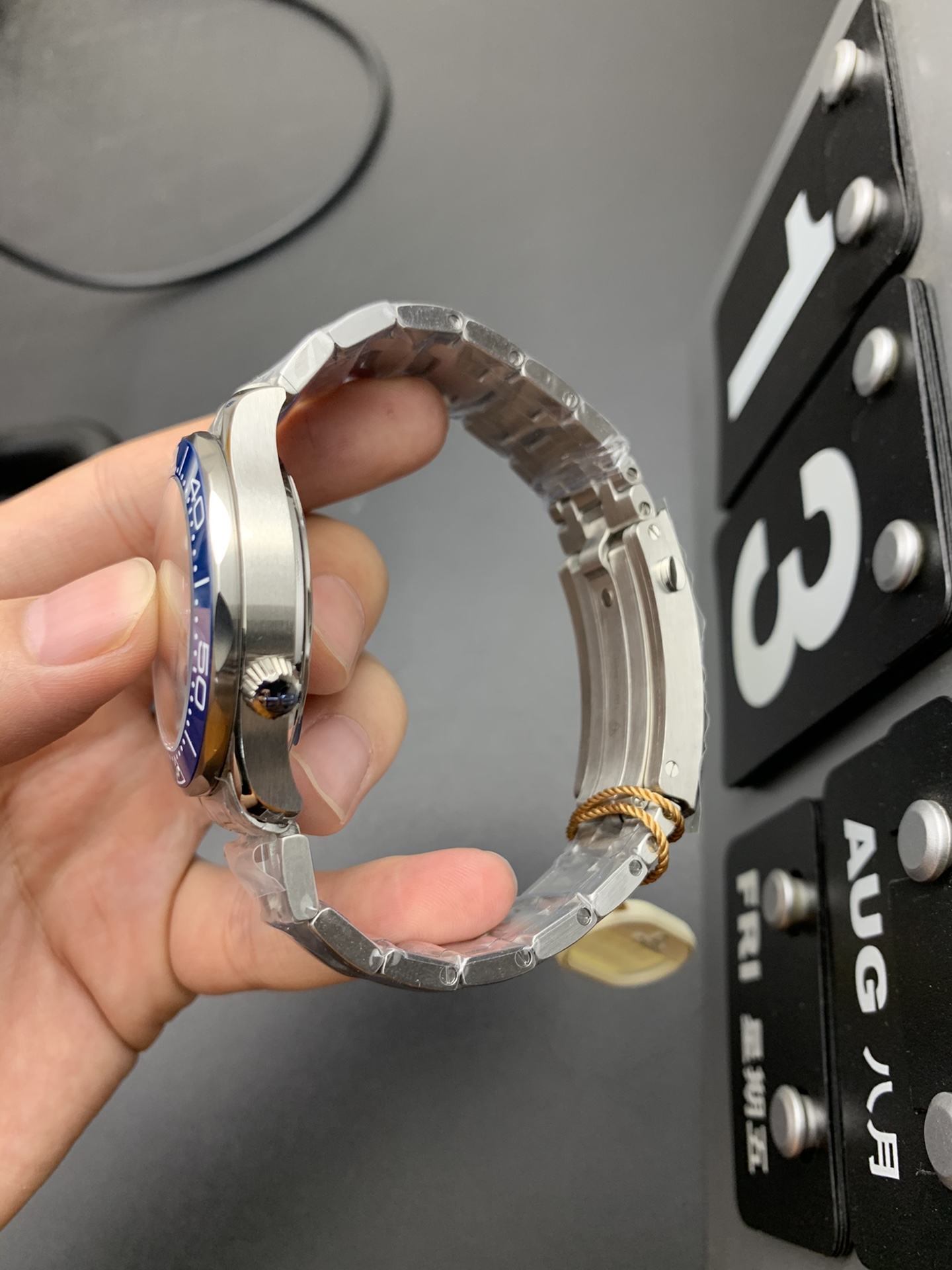 Omega 蓝灰海马300