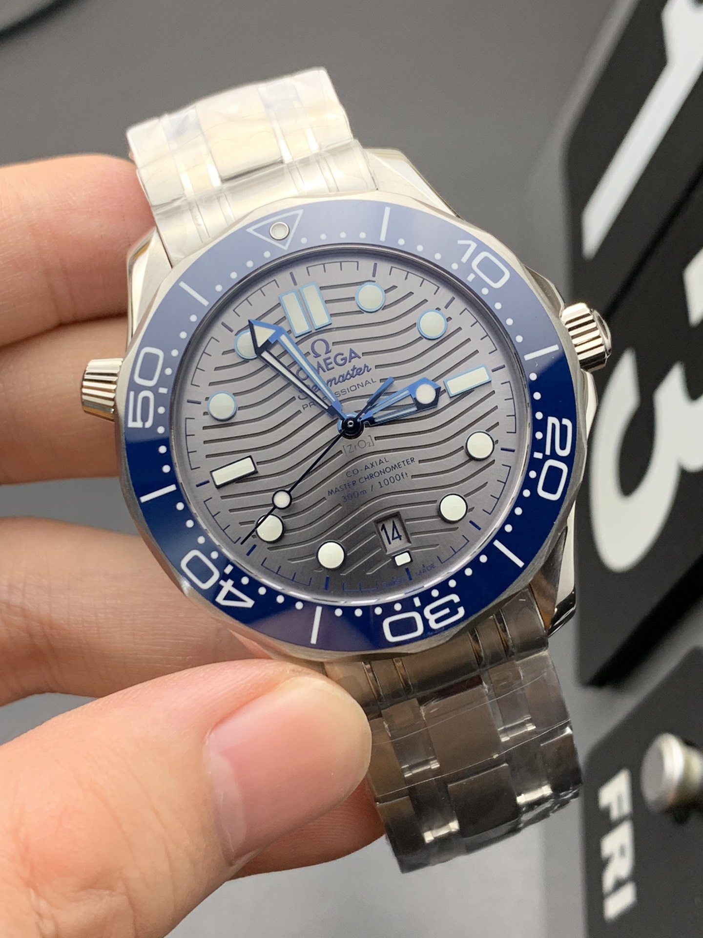 Omega 蓝灰海马300