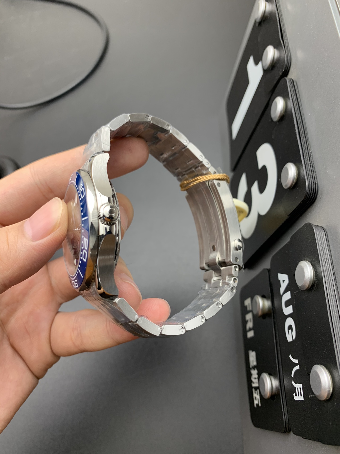 Omega 蓝灰海马300