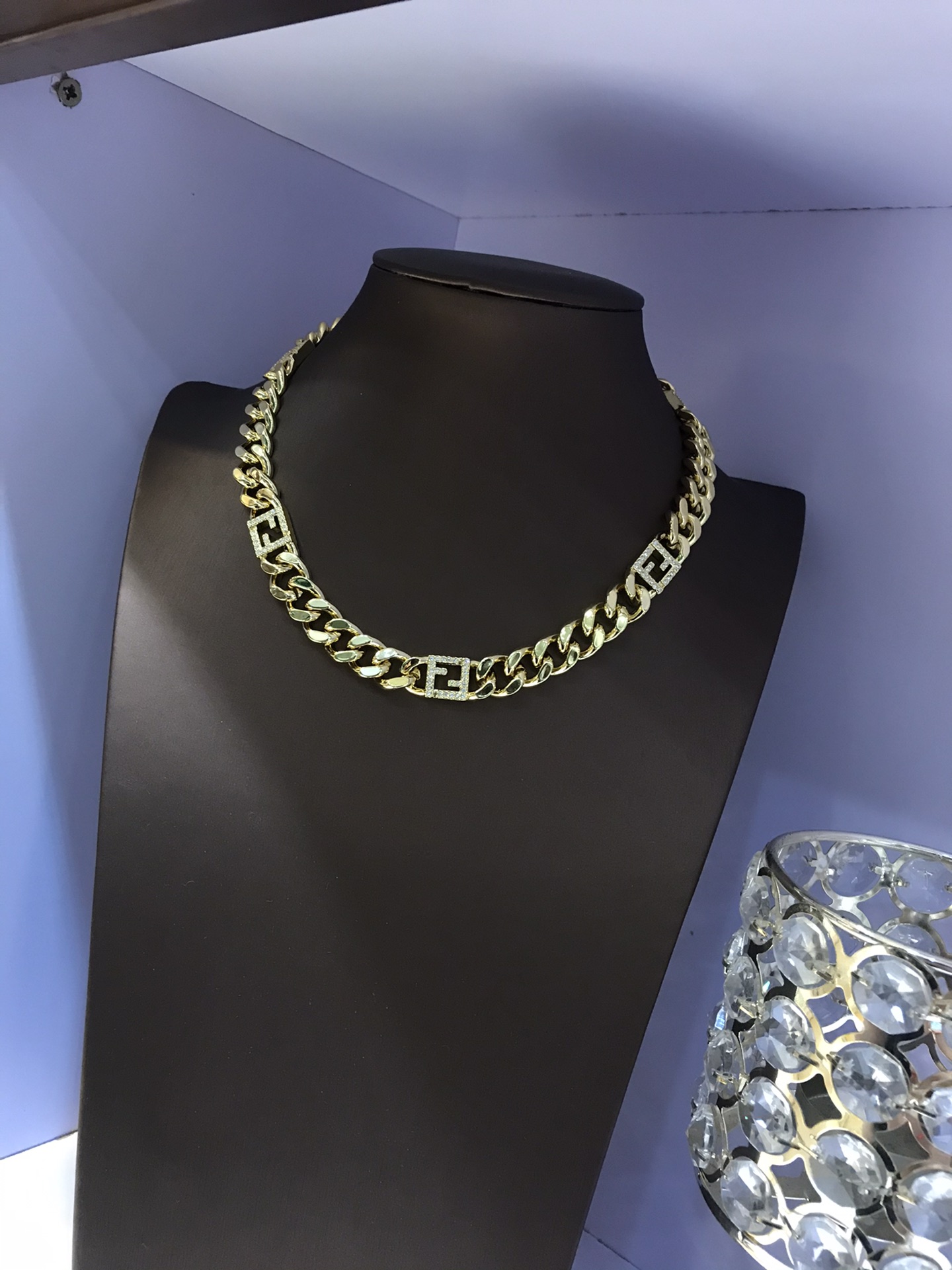 “New Fendi Findi Necklace: High-End, Custom, Gorgeous – A Must-Have Accessory” - 图片 1