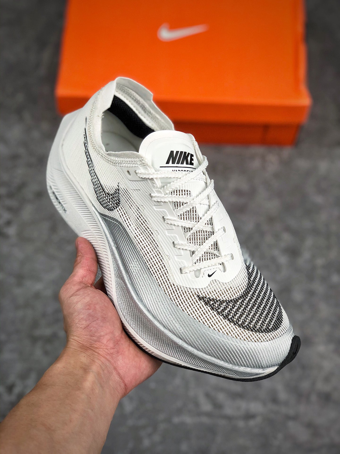  支持放店
Nike ZoomX Vaporfly Next% 新配色 马拉松跑步鞋 鞋面使用了全新 Vaporweave 科技，这种类似蝉翼的材质相比 Flyknit 更加轻薄透气，非对称的鞋带系统和泡棉护垫的加入令舒适度更高，采用醒目的绿色作为主色调，鞋头辅以超大的 Swoosh 点缀，再配上流线型外观设计
货号：DH9276 100
Size：40 40.5 41 42 42.5 43 44 44.5 45