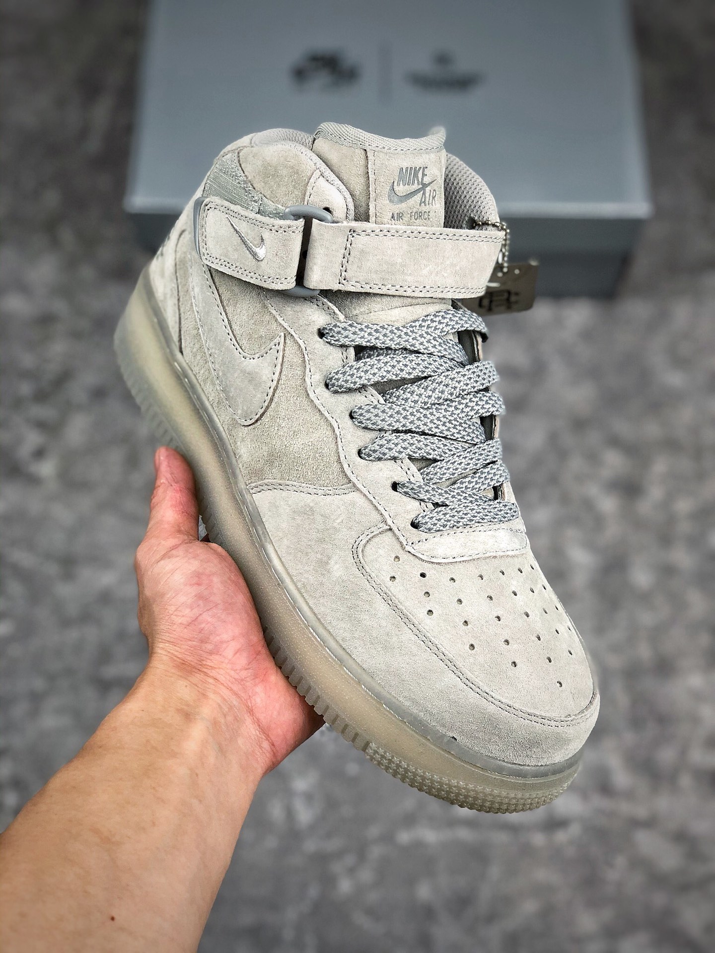  支持放店
Reigning Champ X NK Air Force1 MID 卫冕冠军联名空军一号中帮板鞋 酷灰 GB1119-198 真材实料麂皮打造 内置Solo气垫 后跟3M高频反光设计 尺码：36 36.5 37.5 38 38.5 39 40 40.5 41 42 42.5 43 44 44.5 45