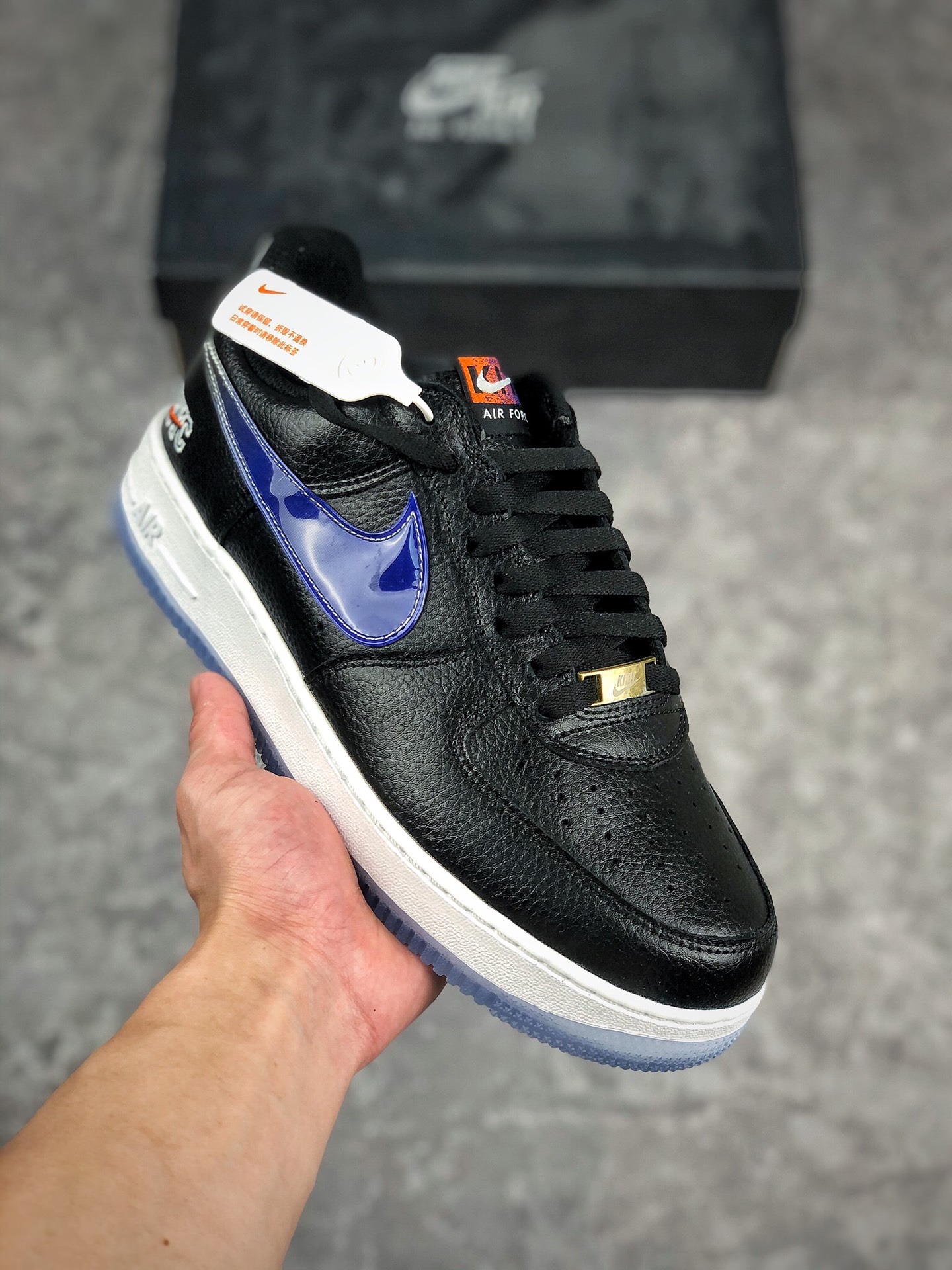 福利特价 开学季
 支持放店
独家实拍公司级 Kith x Nike Air Force 1 Low “NYC” 纽约限定 空军一号低帮百搭休闲运动板鞋。柔软、弹性十足的缓震性能和出色的中底设计，横跨复古与现代的外型结合，造就出风靡全球三十多年的Force 1，直到今天还深受青睐 货号：CZ7928-001
尺码：36 36.5 37.5 38 38.5 39 40 40.5 41 42 42.5 43 44 45