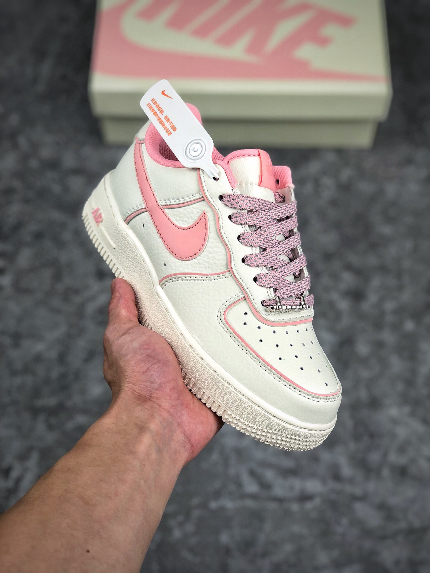  支持放店
Nk Air Force 1’07 Low 空军一号米白粉炫彩“夜魔侠”低帮板鞋 UH8958-033
尺码：36 36.5 37.5 38 38.5 39