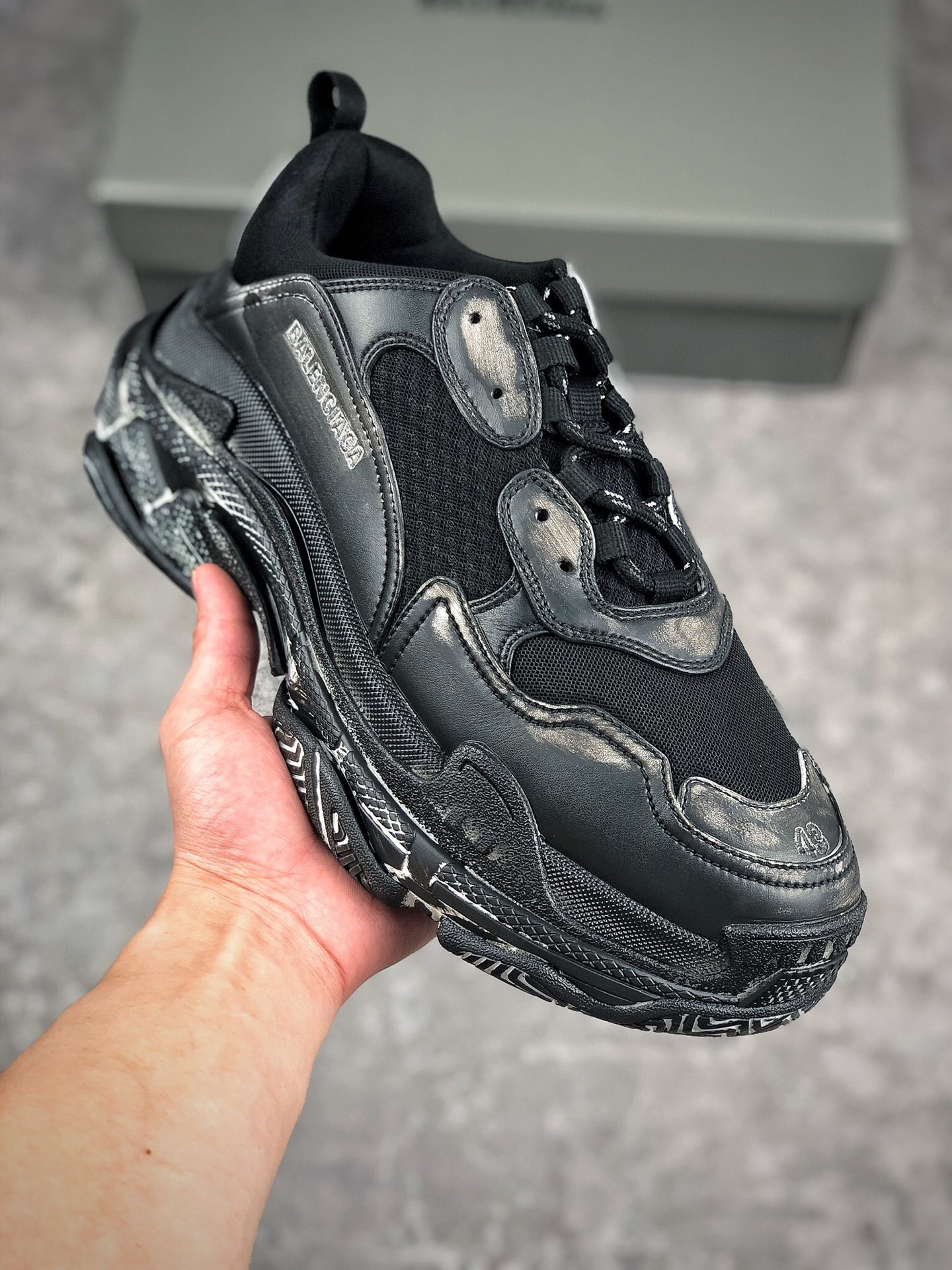  终端放店
Balenciaga Triple S 做旧 
巴黎世家 意产纯原版本 
正确字体电绣 粗细、位置、大小正确
侧边TPU 透气孔匹配意产原版
正确八层分离大底，TPU软底 原版一致
