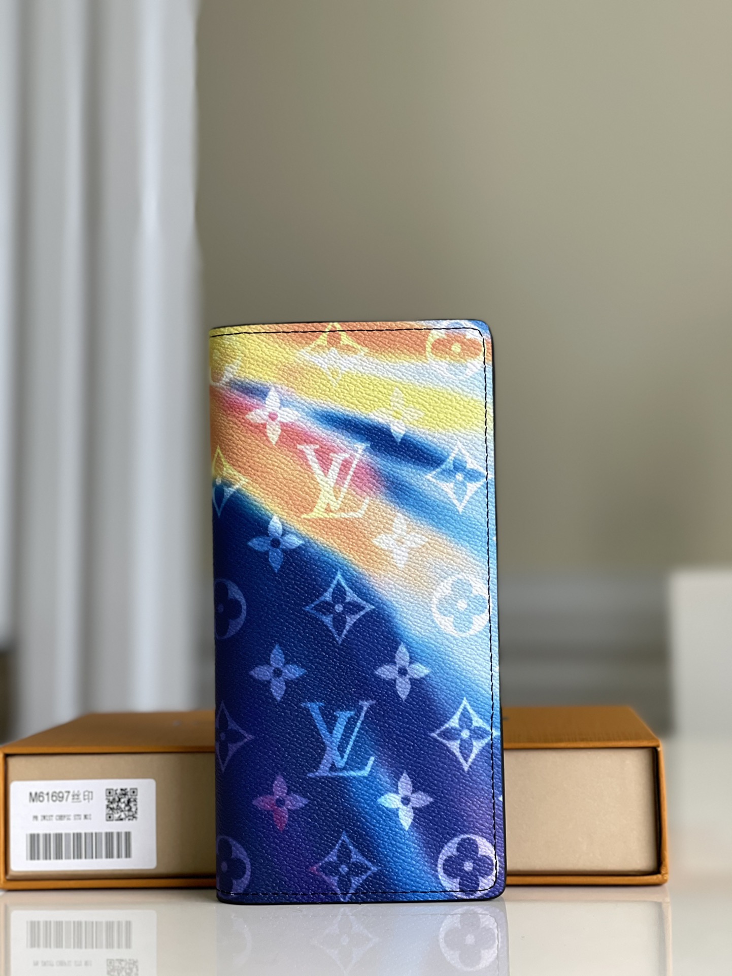 NO:397700,【Exclusive real-life M61697 silk screen】Made of Monogram Eclipse canvas, this tough Brazza suit has a small size, can be stuffed into a jacket chest pocket, and can easily store various coins, credit cards and bills. Size 19X10cm.z., LV [original leather], louis vuitton, jackets & coats, business suit19860909【独家实拍M61697丝印】由Monogram Eclipse帆布裁制而成,此款风格硬朗的Brazza西装长夹尺寸小巧,能够塞入夹克胸袋,同时轻松收纳各种硬币、信用卡与票据.尺寸19X10cm.z.,LV【原厂皮】,louis vuitton,jackets & coats,business suit,Bag