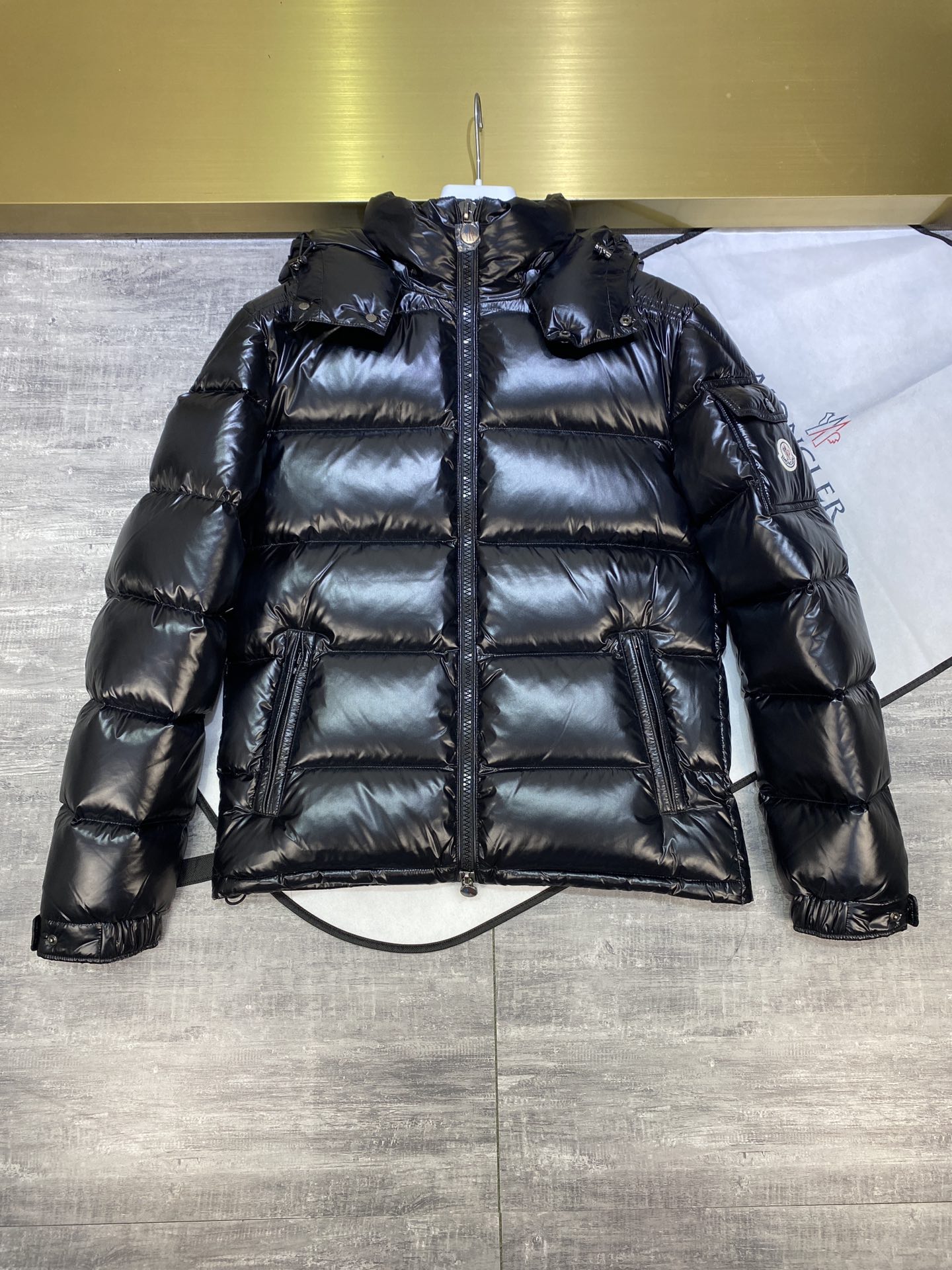 Guangzhou top Moncler Maya down jacket. Classic short style, best down jacket ever. Star favorite, modern design fits all body types. Two versions: glossy and matte. Imported materials, 90% goose down. Removable hood, classic logo embroidery.-Big cat
