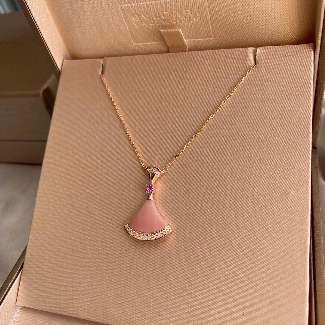 NO:101870,BV double-layer diamond pink shell skirt necklace special Chinese Valentine's Day, bottega veneta, skirts, necklace19860909BV 双层带钻 粉贝裙子项链 七夕情人节特别款,,bottega veneta,skirts,necklace,Jewelry