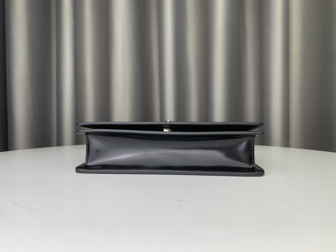 Prada glossy necklace bag 1BD307 is made of imported glossy cowhide with whole sheepskin interior, adding a touch of exquisite texture. The iconi