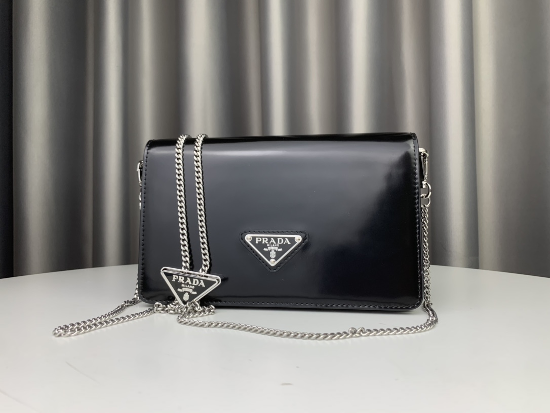 Prada glossy necklace bag 1BD307 is made of imported glossy cowhide with whole sheepskin interior, adding a touch of exquisite texture. The iconi