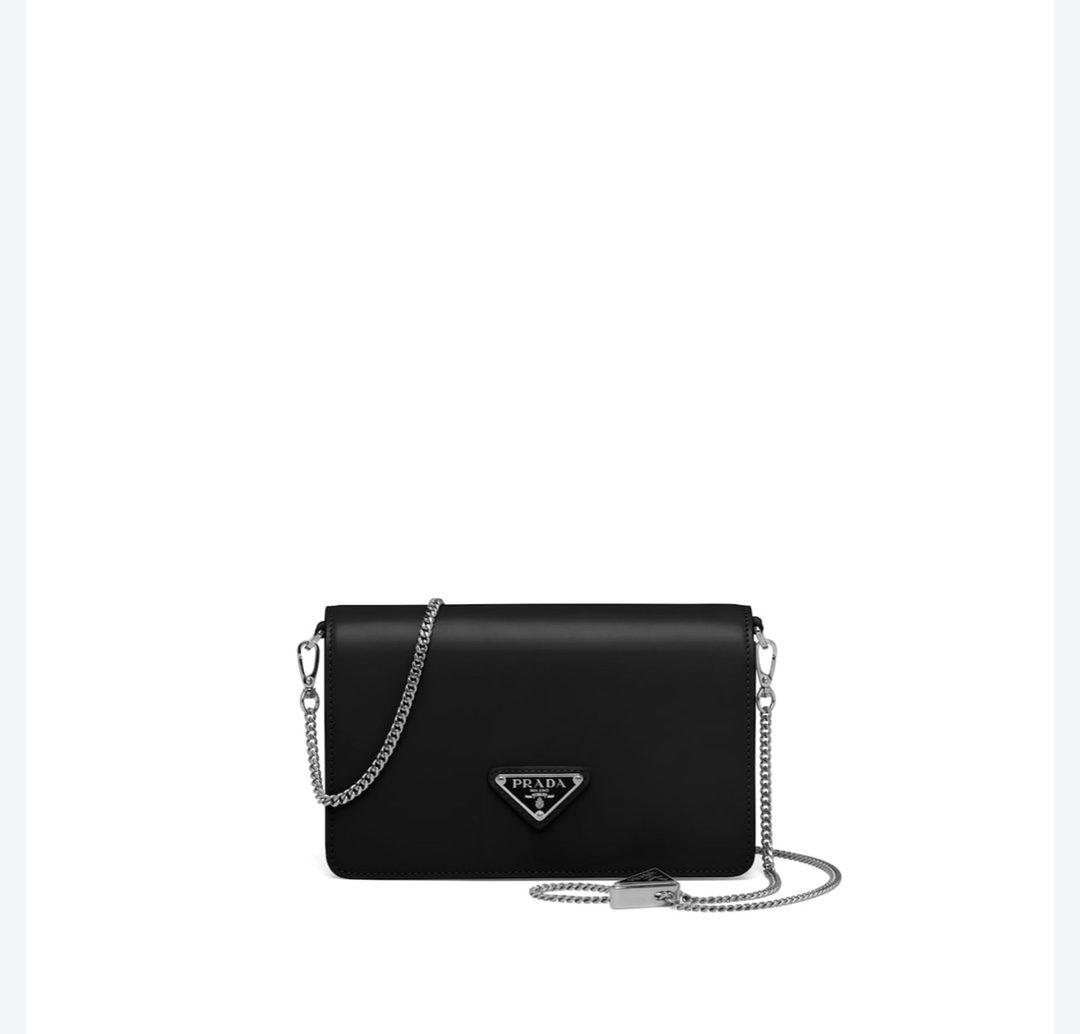 Prada glossy necklace bag 1BD307 is made of imported glossy cowhide with whole sheepskin interior, adding a touch of exquisite texture. The iconi