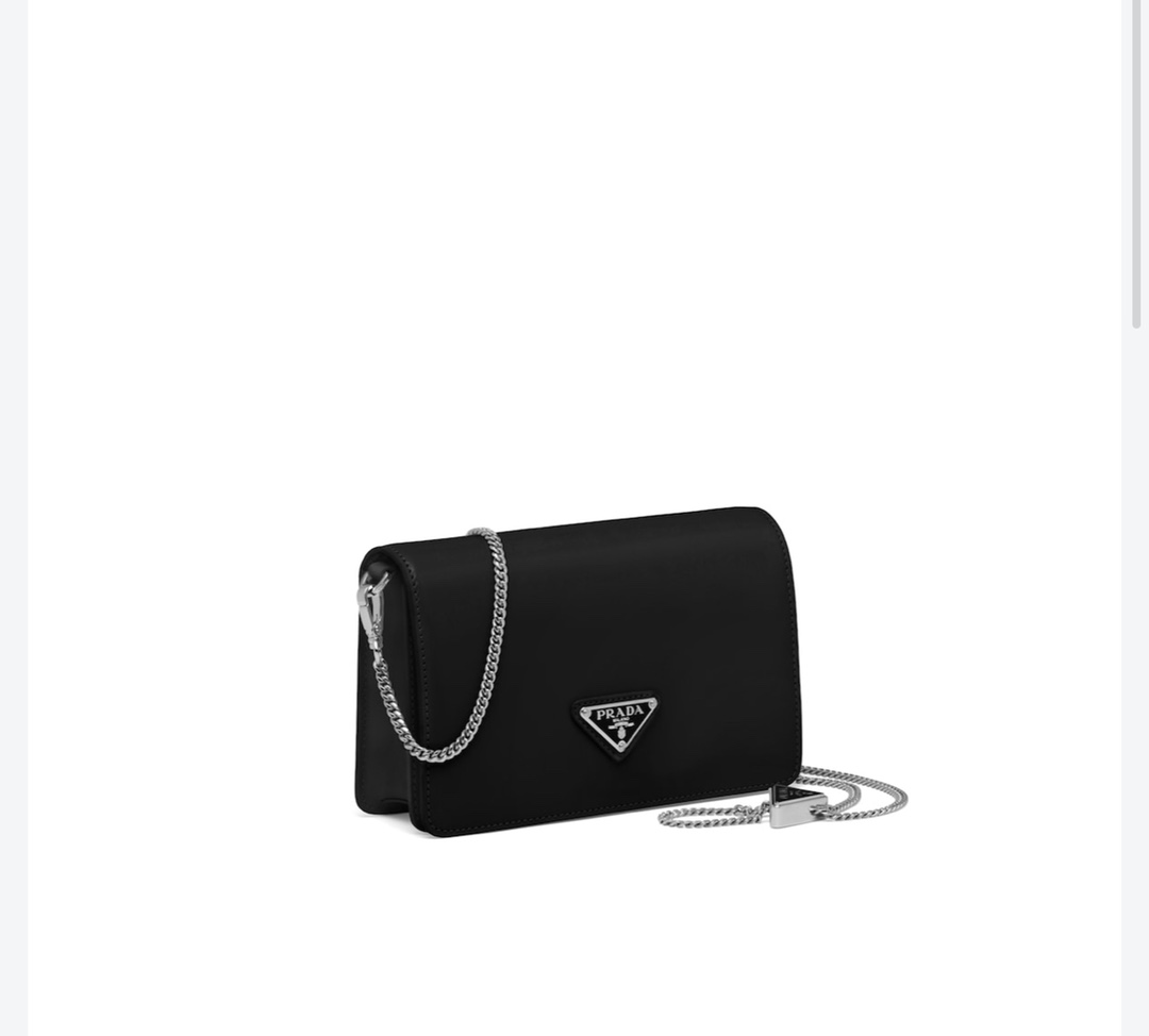Prada glossy necklace bag 1BD307 is made of imported glossy cowhide with whole sheepskin interior, adding a touch of exquisite texture. The iconi
