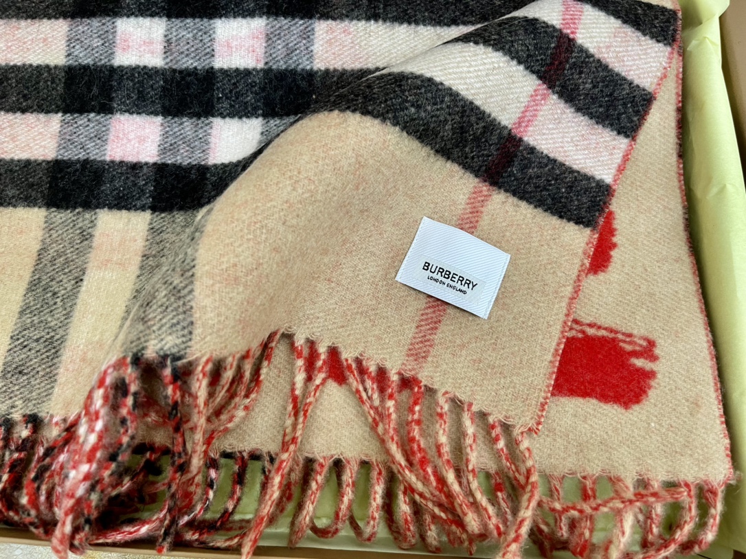 Burberry巴宝莉Love羊绒围巾