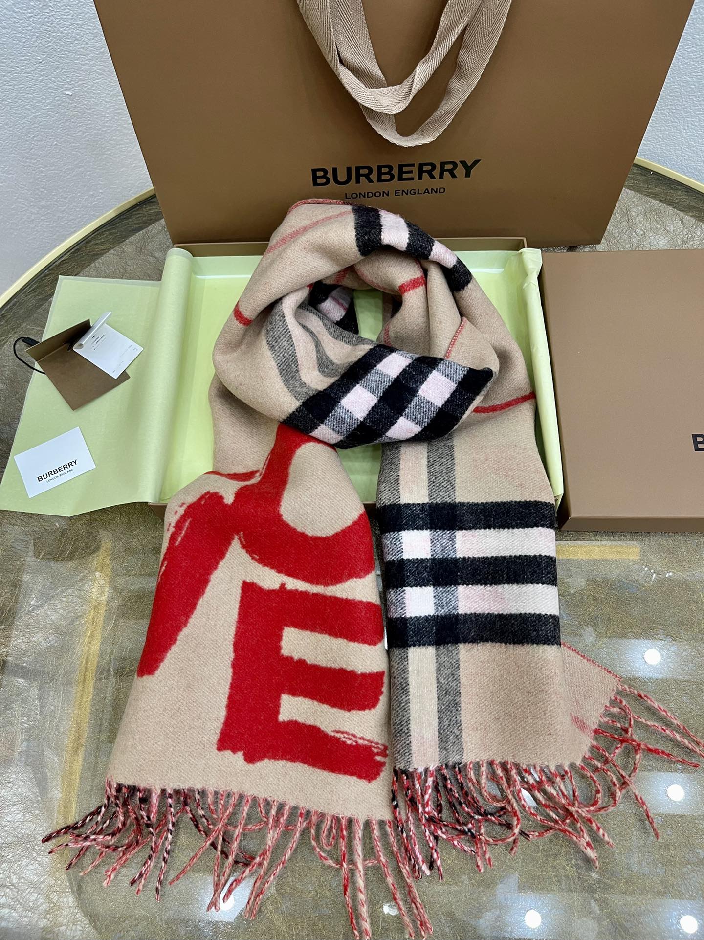 Burberry巴宝莉Love羊绒围巾