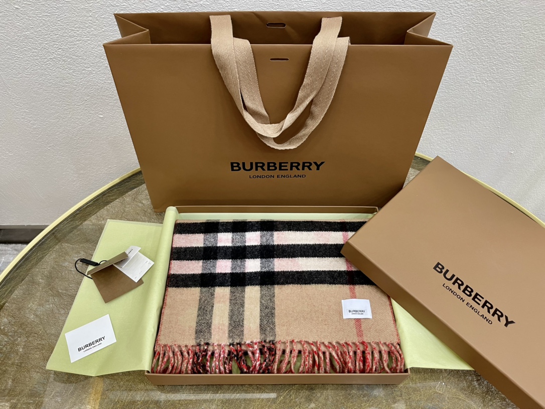 Burberry巴宝莉Love羊绒围巾