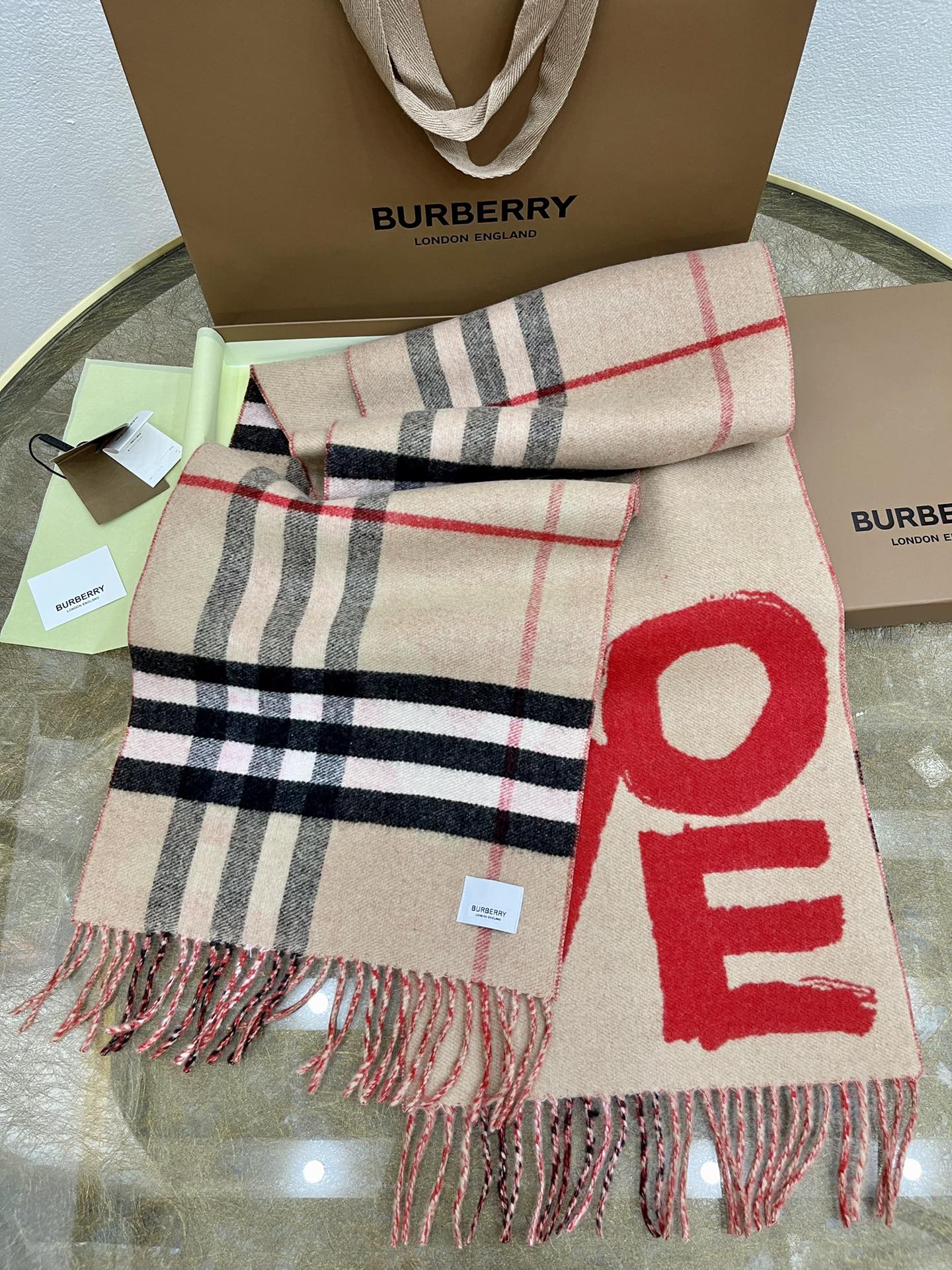 Burberry巴宝莉Love羊绒围巾