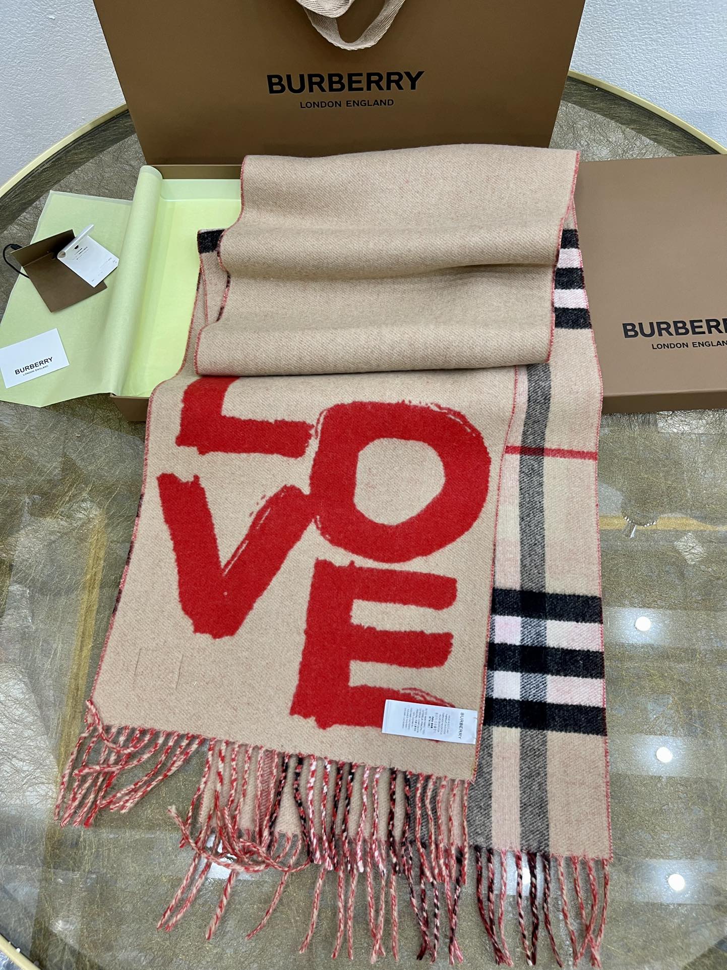 Burberry巴宝莉Love羊绒围巾