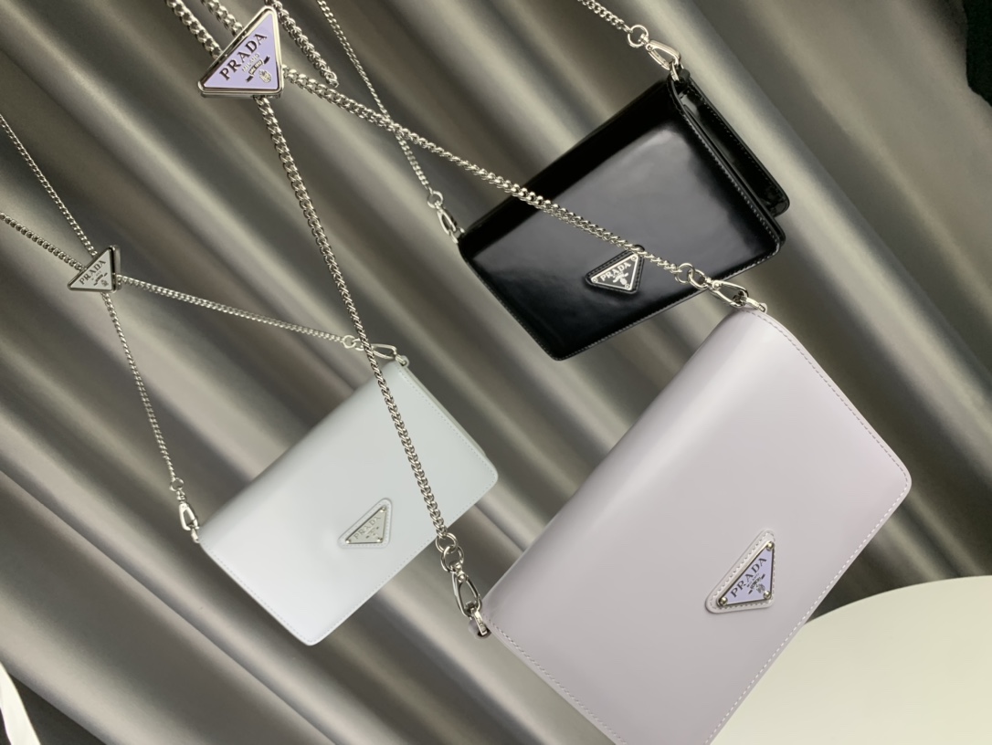 The multi-color Prada glossy necklace bag 1BD307 is made of imported glossy cowhide with a full sheepskin interior, adding a touch of exquisite t