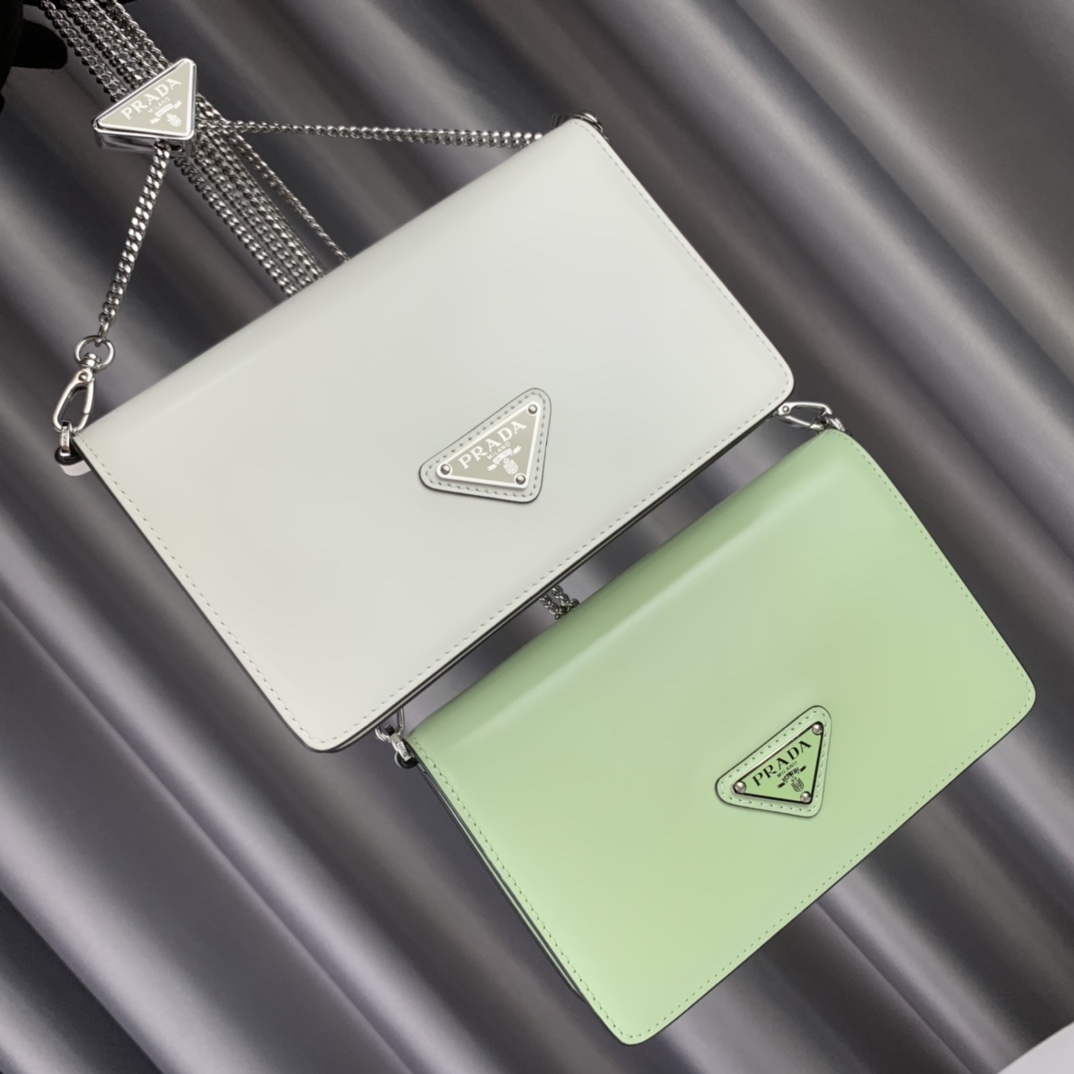 The multi-color Prada glossy necklace bag 1BD307 is made of imported glossy cowhide with a full sheepskin interior, adding a touch of exquisite t
