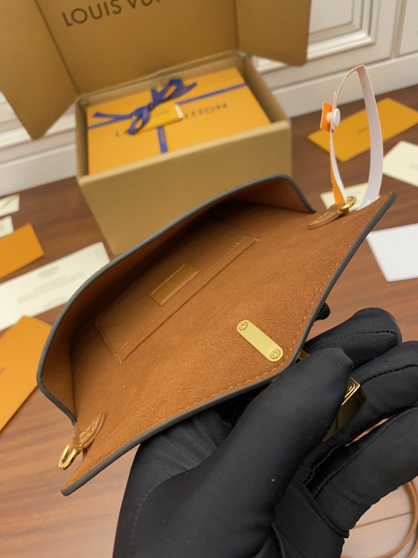 独家首发型号M80763皮料是正品代工厂意大利A级皮料特级正品:所谓的特级正品是在于品质五金面料手工油边