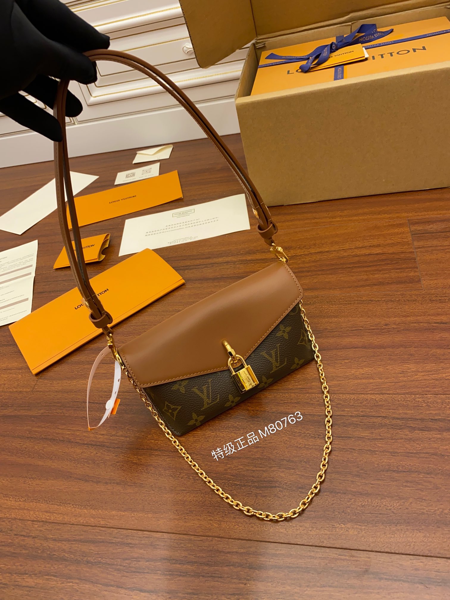 独家首发型号M80763皮料是正品代工厂意大利A级皮料特级正品:所谓的特级正品是在于品质五金面料手工油边