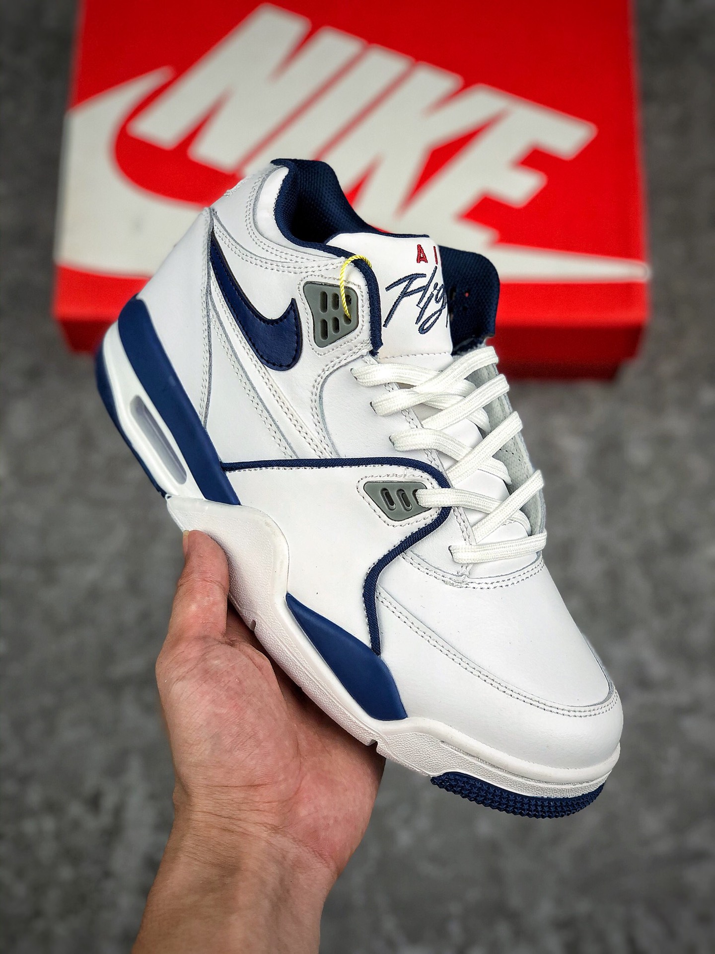  支持放店
新品首发 复古气息十足,全新配色 耐克Nike Air Flight 89 黑蓝红 飞行兄弟89系列中帮复古休闲运动文化篮球。
官方货号#DB5918-001
SIZE：36 36.5 37.5 38 38.5 39 40 40.5 41 42 42.5 43 44 44.5 45
经典鞋款 Nike Air Flight 89 将 Air Jordan 3 和 Air Jordan 4 的元素融为一体，受到了不少潮流爱好者的追捧。鞋面以细腻的牛巴革打造，鞋舌与鞋带处用荔枝纹皮革制成，鞋舌上醒目的 “Air Flight” 字样，采用刺绣的形式呈现，领口位置加入缩短的 Swoosh Logo，表现十分抢眼。中底部分采用了 Air Jordan 3 元素的开窗式气垫，前半段采用浅蓝色妆点与鞋口处相呼应。