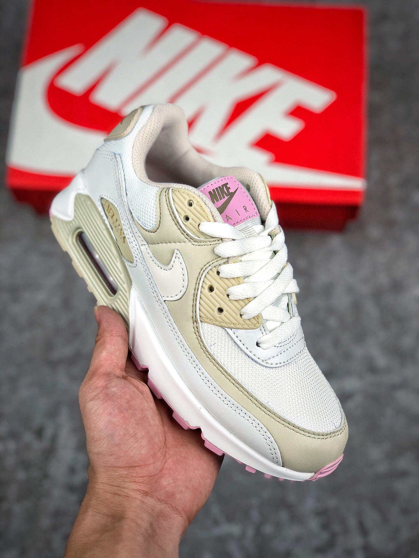  支持放店
平台专供 NK Air Max 90 粉白 奶希 
Max90系 正确细节鉴定 正确原厂鞋垫
正确中底拉帮+附赠DIY魔术贴+
原盒钢印 所有细节对比完成 #天花板级别 外贸平台专供
货号：CT1873 100
尺码：36 36.5 37.5 38 38.5 39 40