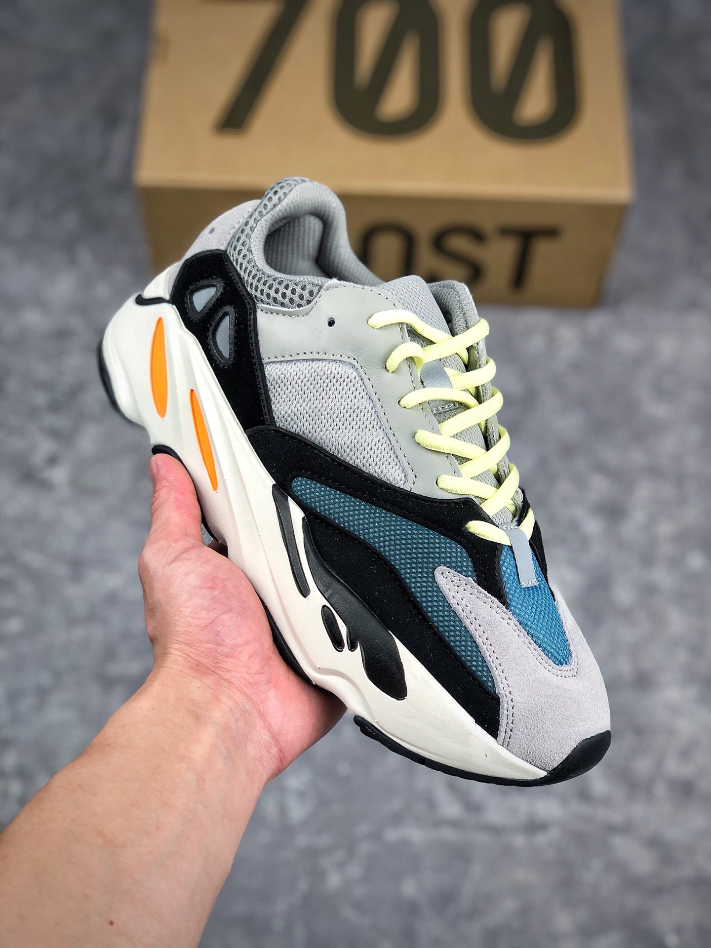 特供版本上线
 支持放店
Adidas Yeezy 700 Boost Runner 初代灰
市场同价位区间 性价比绝无第二家‼
正确头层牛巴革材质  原厂3D档案数据 
原厂纸板 头层皮料 细节与正品对版
中底内置 Basf 科技，材质轻便 穿着软硬适中。 全套纸板模具 原厂韩国GbLight 3M反光材料和Prime asia皮料 一切遵循公司货成型打造！ 
尺码：36 36.5 37 38 38.5 39 40 40.5 41 42 42.5 43 44 44.5 45 46